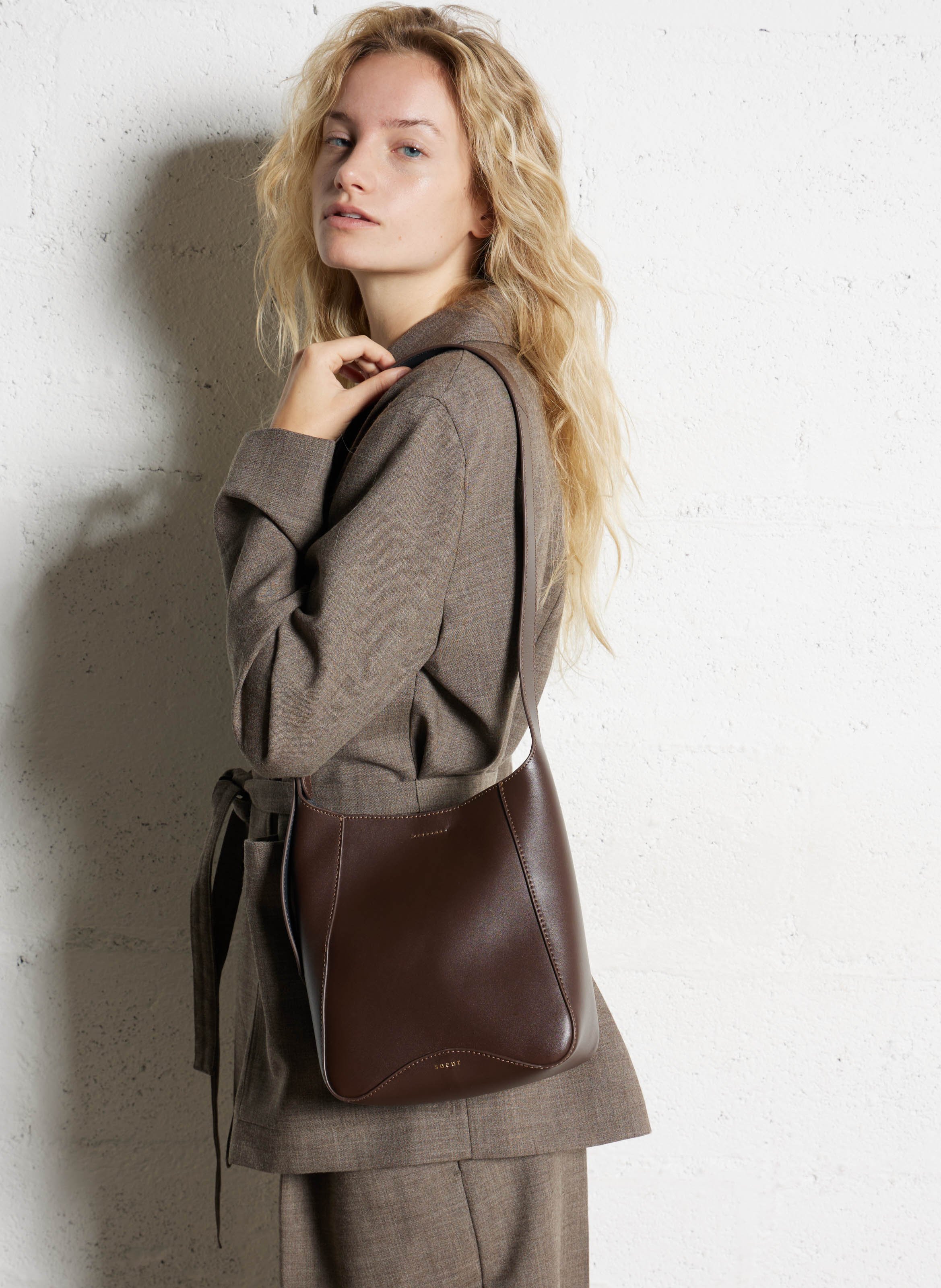 Sac bandoulière en cuir uma mini SOEUR Marron