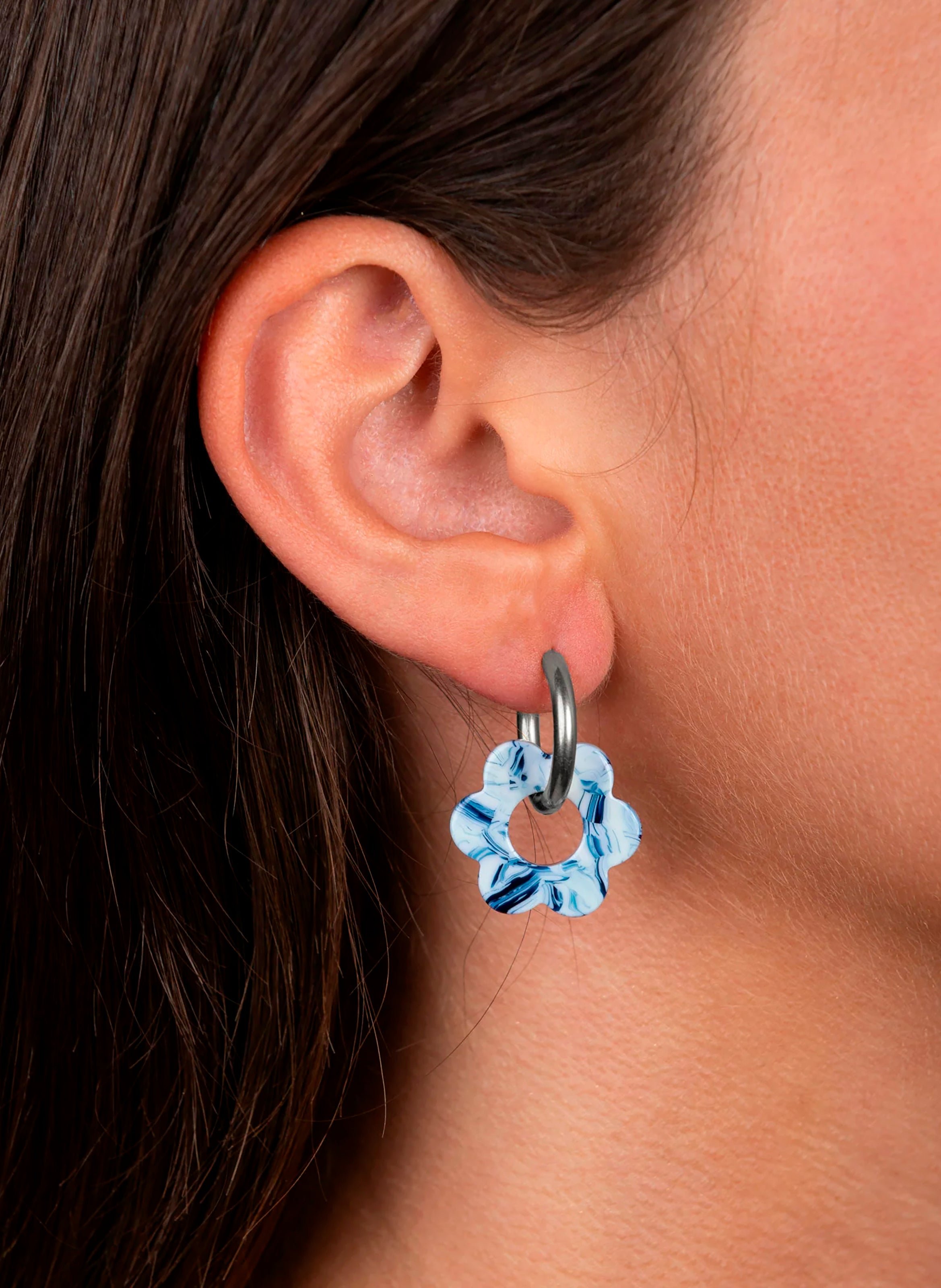 Boucles d'oreilles Baby Fleurette avec anneaux en acier inoxydable argenté KURAGE GINZA Bleu