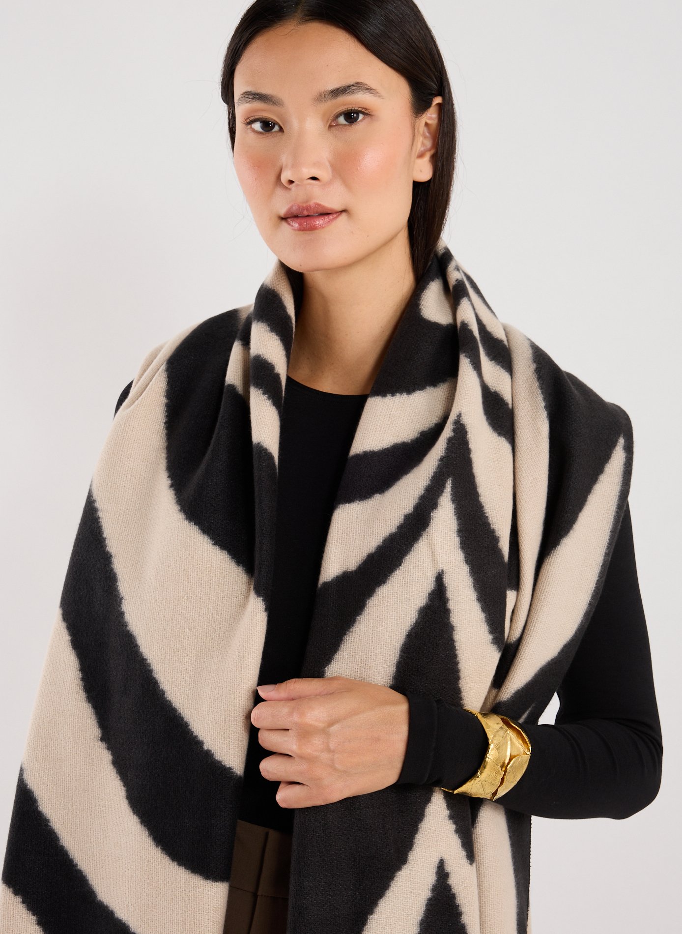 Soft Zebra Scarf AU PRINTEMPS PARIS Black
