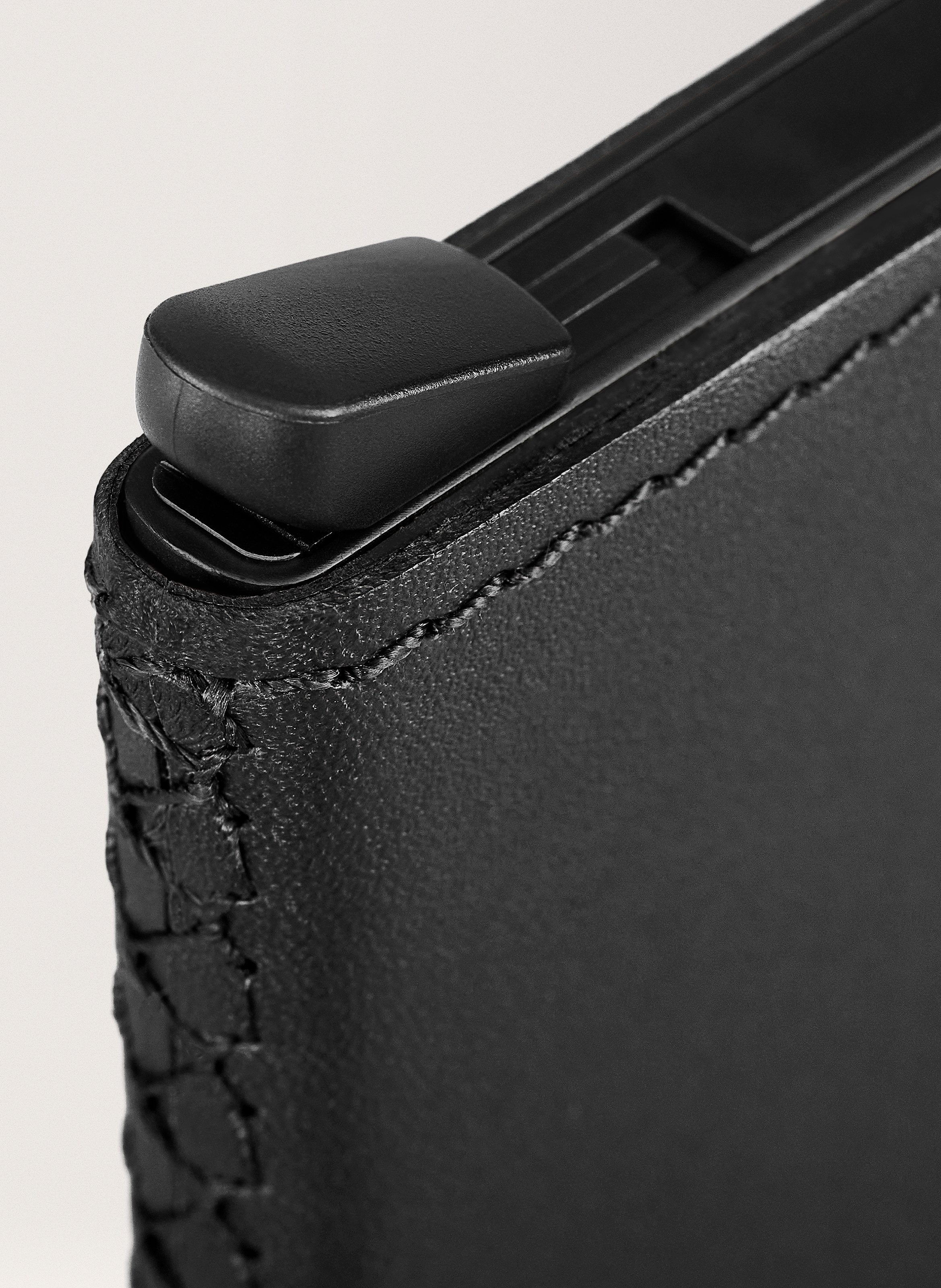Porte-cartes 'The Cardprotector' en cuir vachetta CARL FRIEDRIK Noir