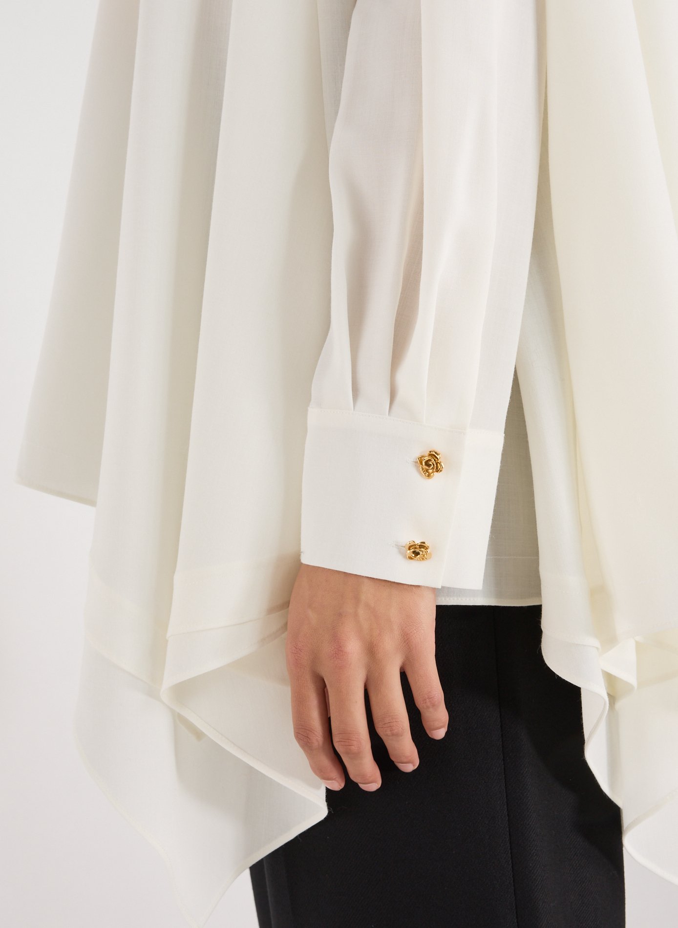 Buttoned loose high-neck blouse EENK White