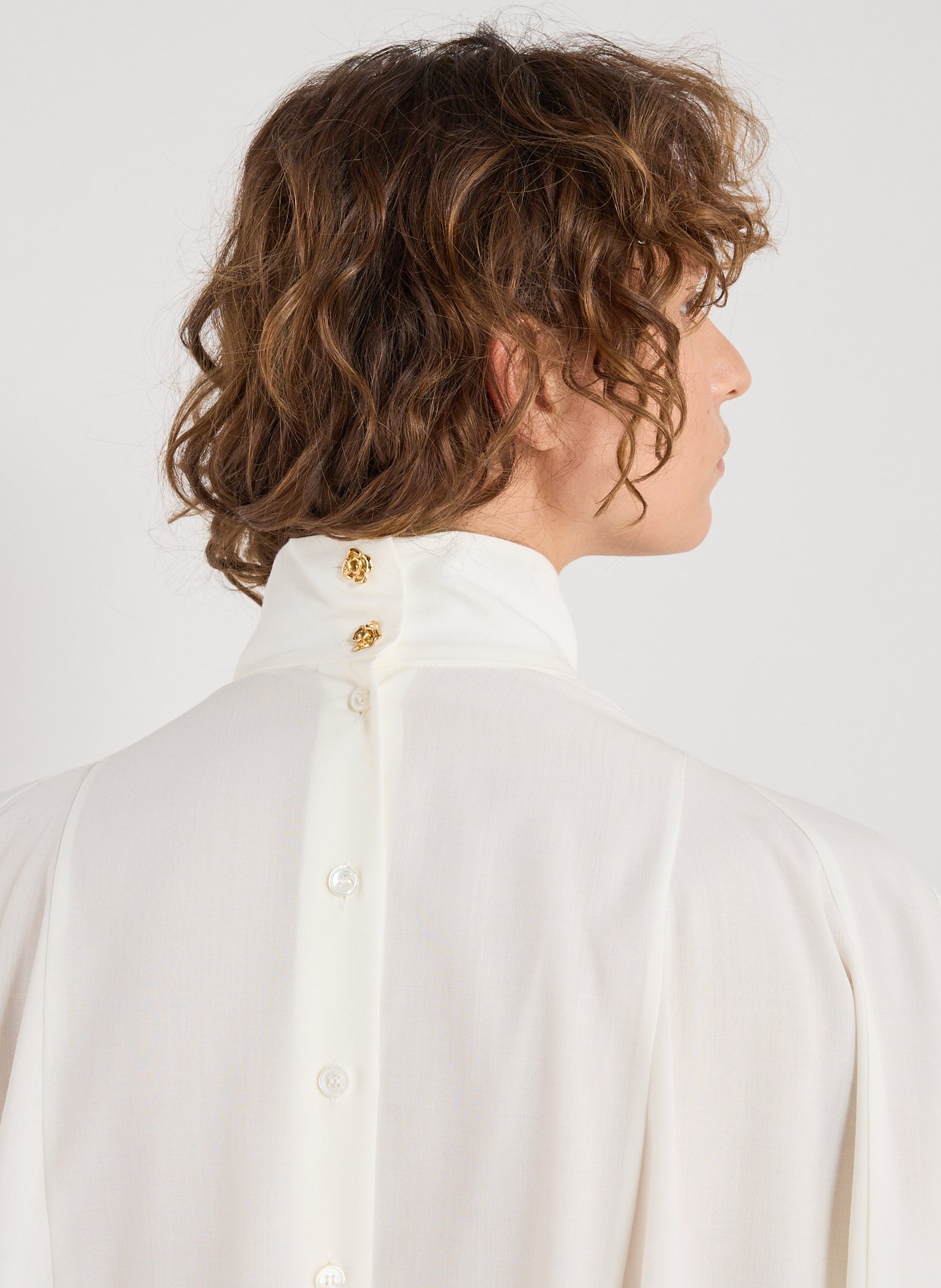 Buttoned loose high-neck blouse EENK White