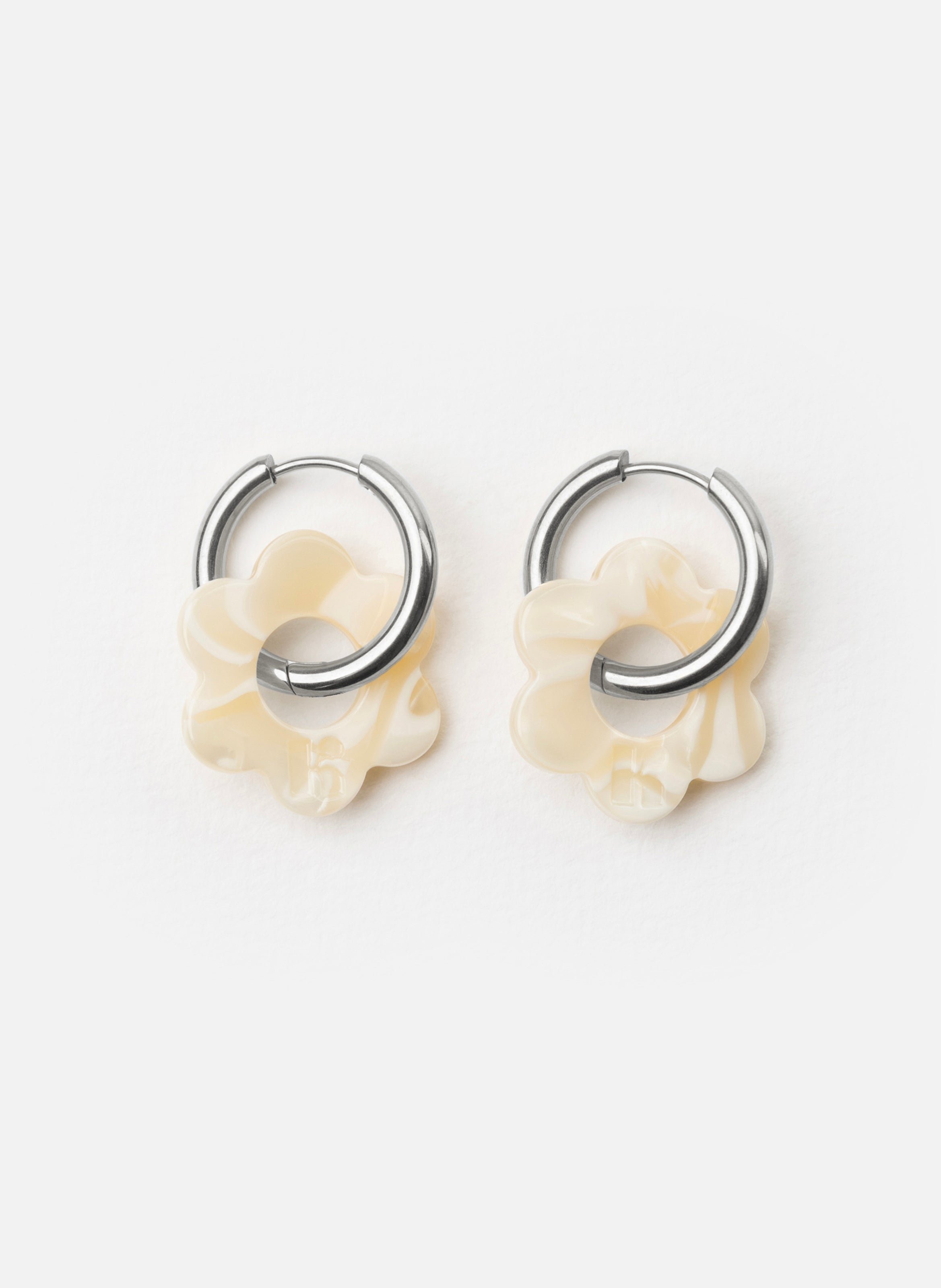Boucles d'oreilles baby fleurette avec anneaux en acier inoxydable argenté KURAGE GINZA Beige