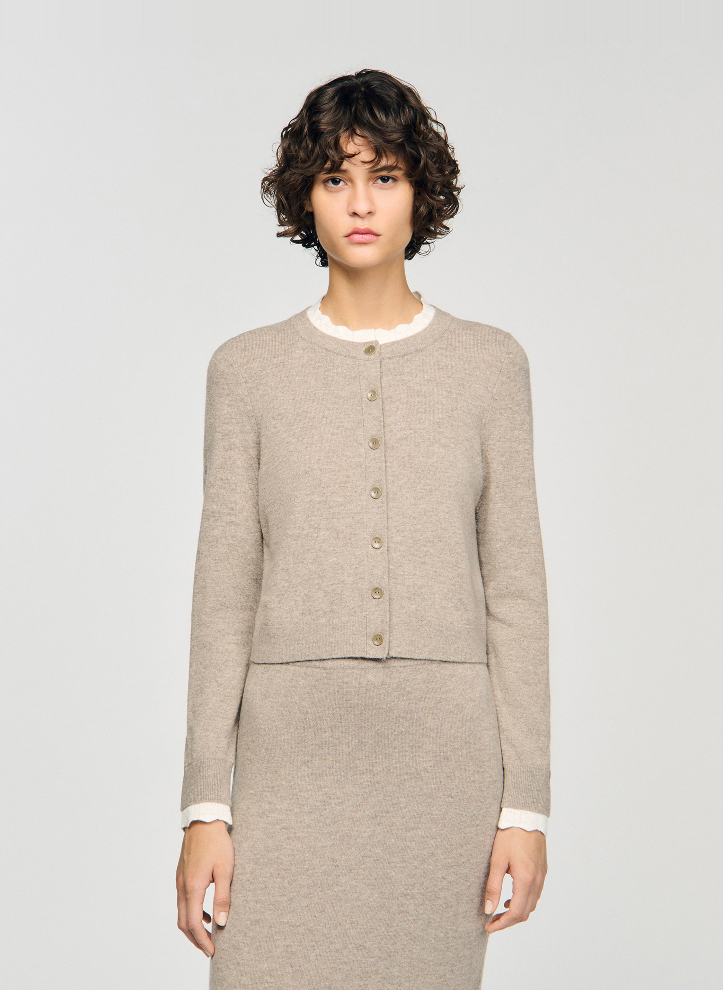 Cardigan court uni en laine mélangée SANDRO Beige