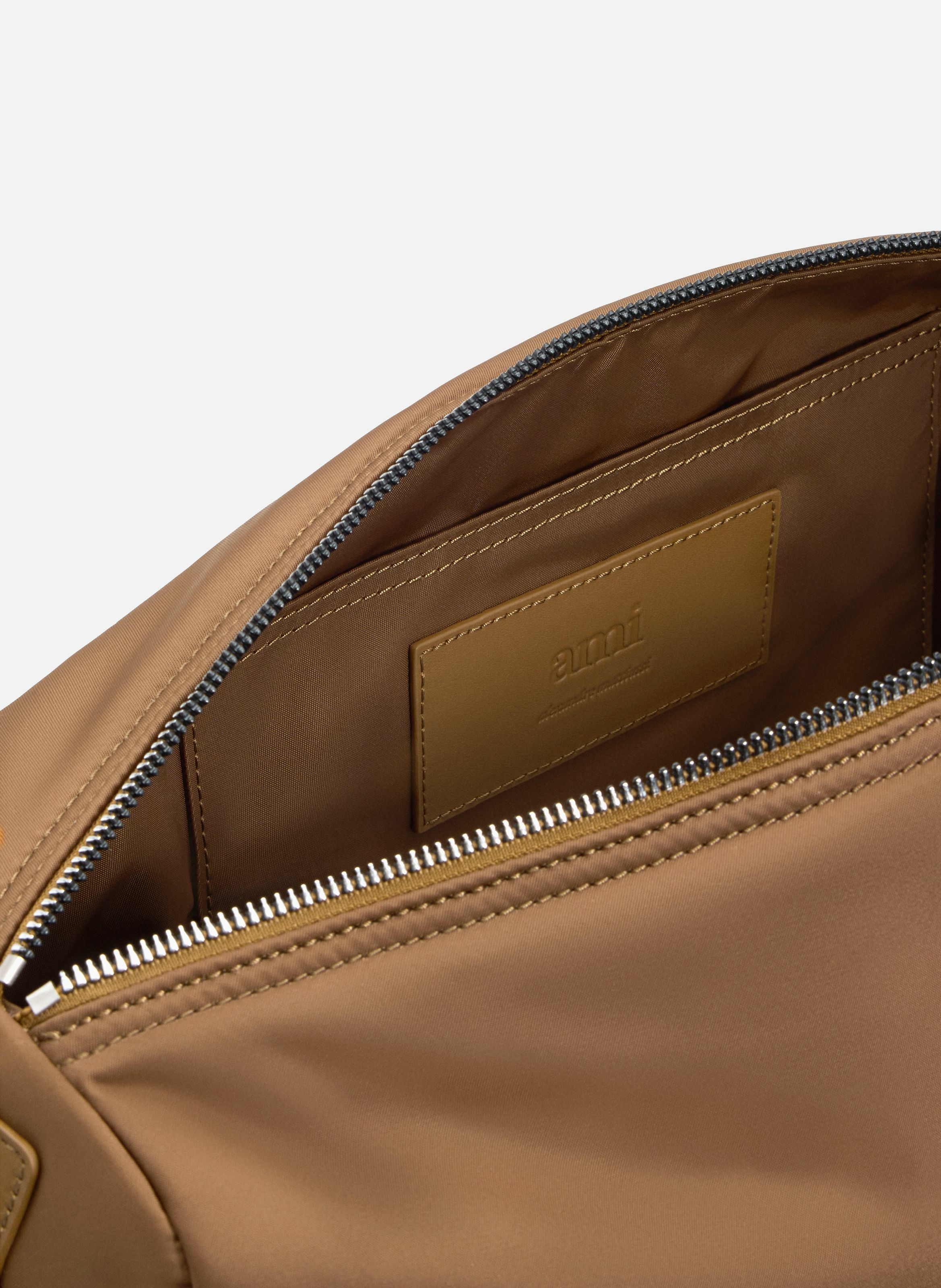 Sac marcel grand en toile de nylon unisexe AMI PARIS Marron