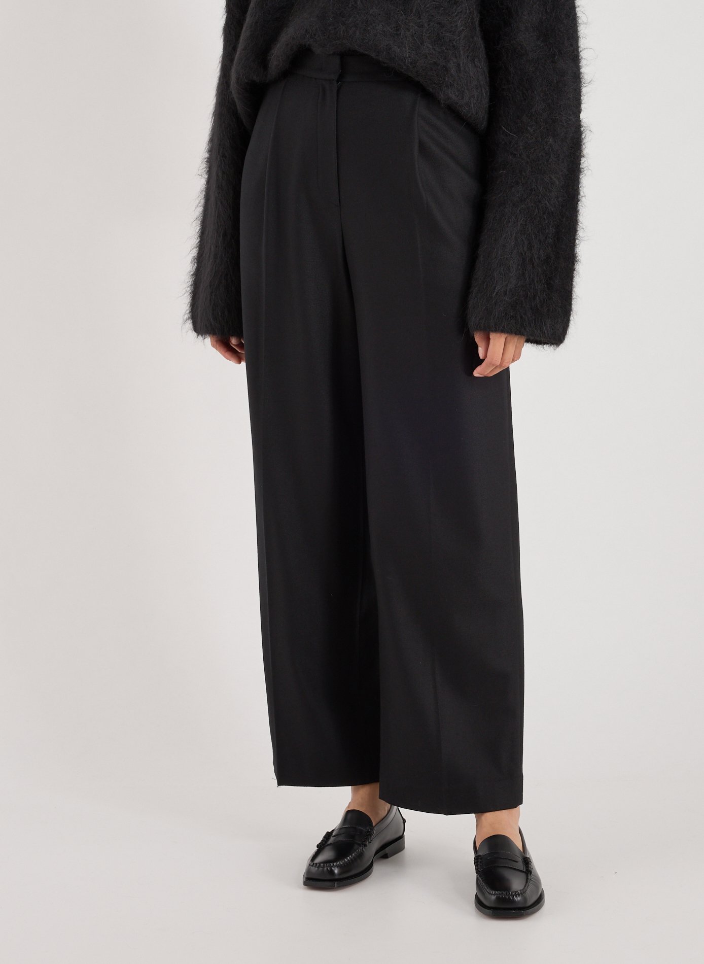 EENK Straight wool trousers with pleats Black