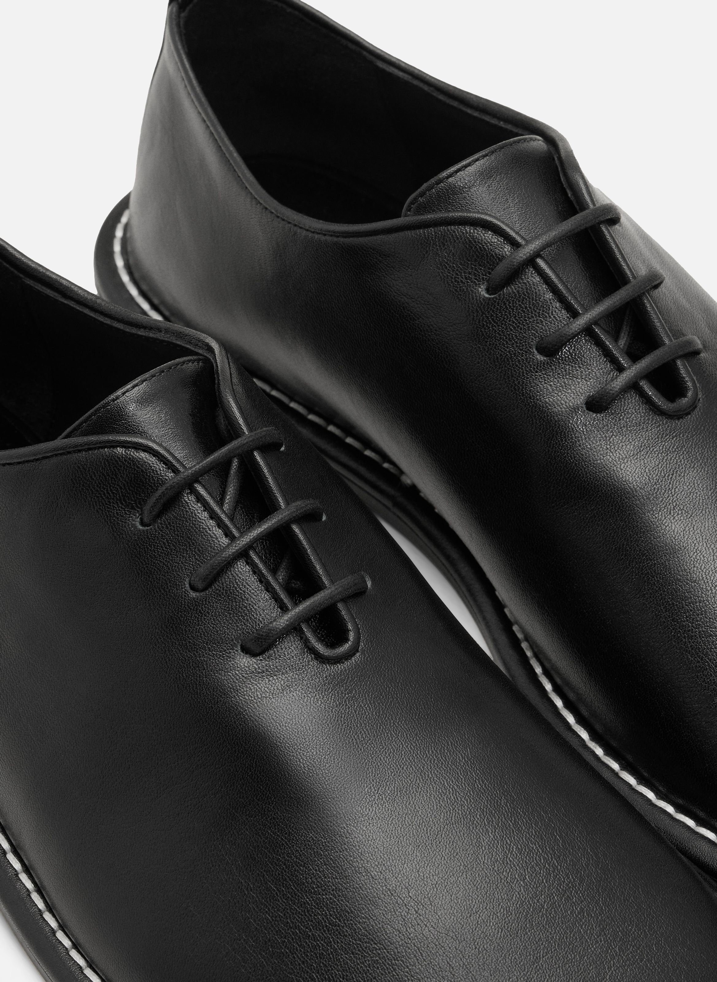 Souliers derby midi unisexes en cuir de veau AMI PARIS Noir