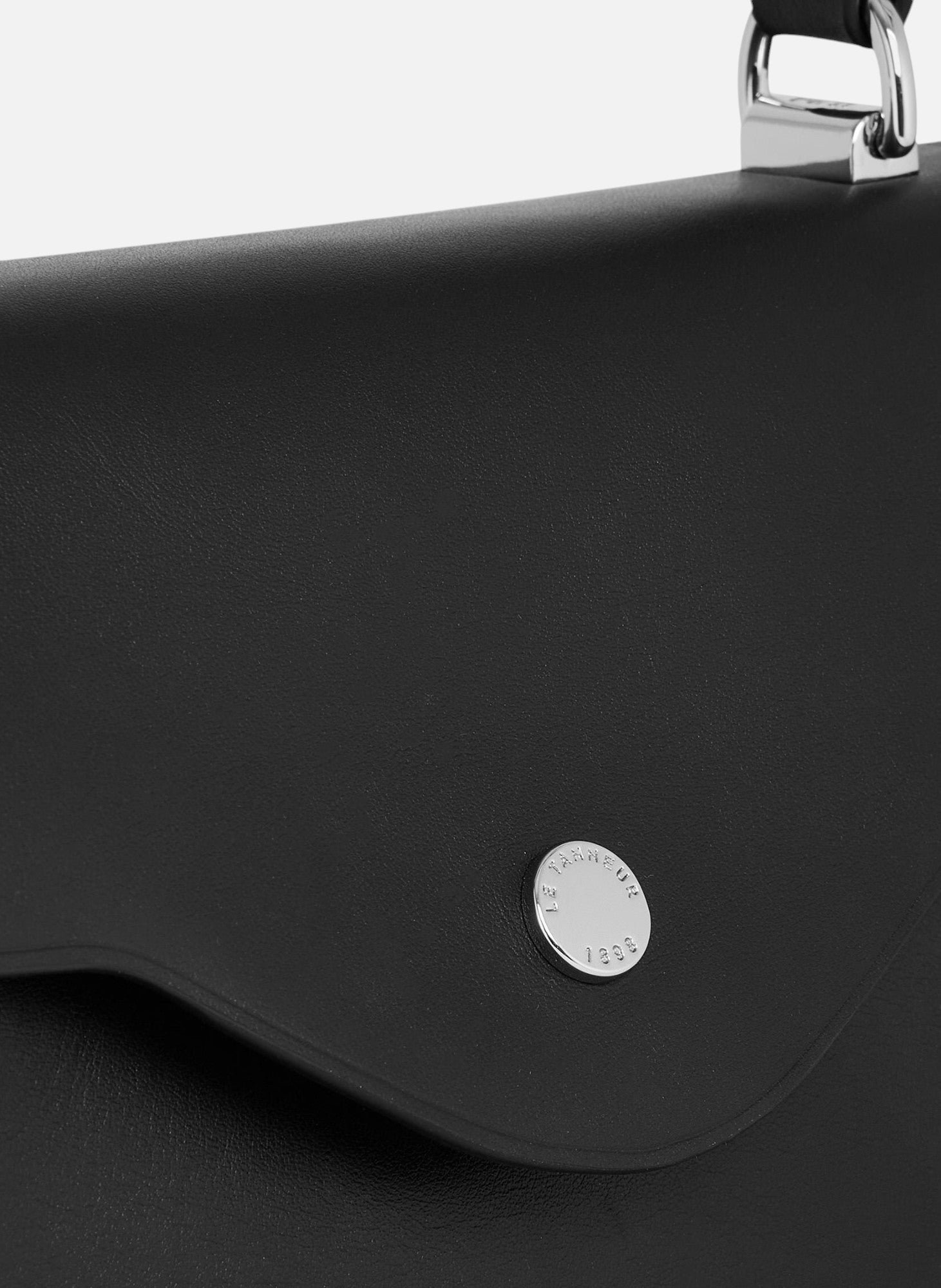 Sac à main moyen modèle sans couture en cuir lisse Noir