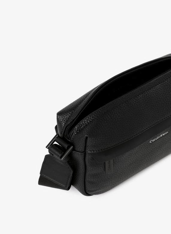 Sac à bandoulière effet cuir | Noir by CALVIN KLEIN Sac à bandoulière effet cuir Noir