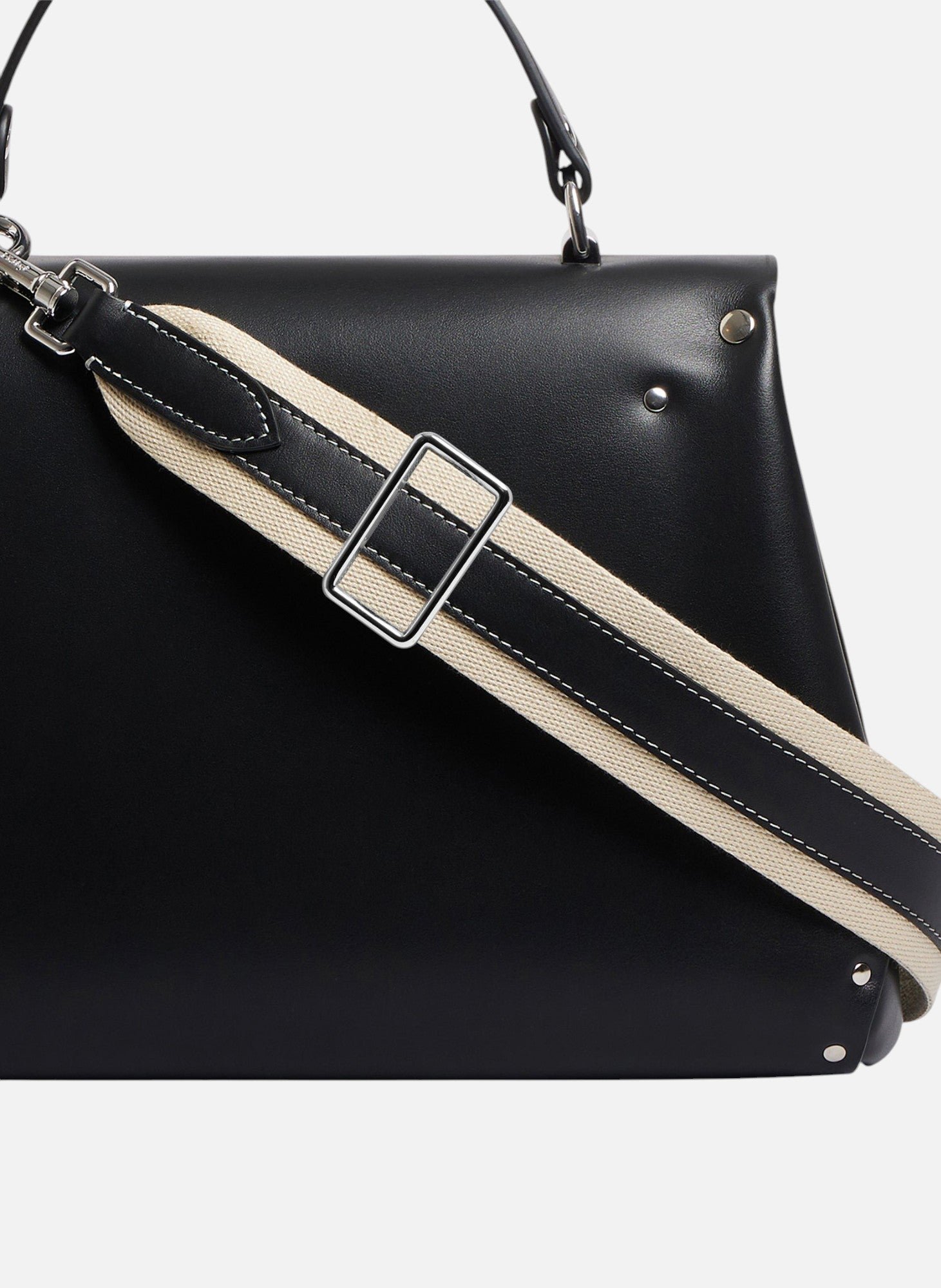 Sac à main moyen modèle sans couture en cuir lisse Noir