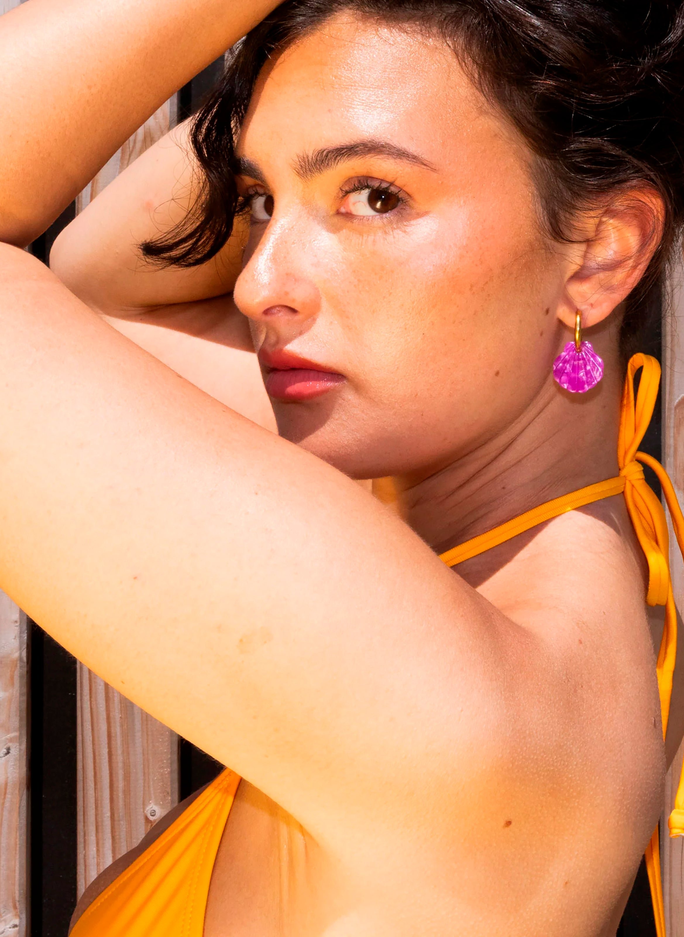 Boucles d'oreilles baby mermaid avec anneaux en acier inoxydable doré KURAGE GINZA Violet