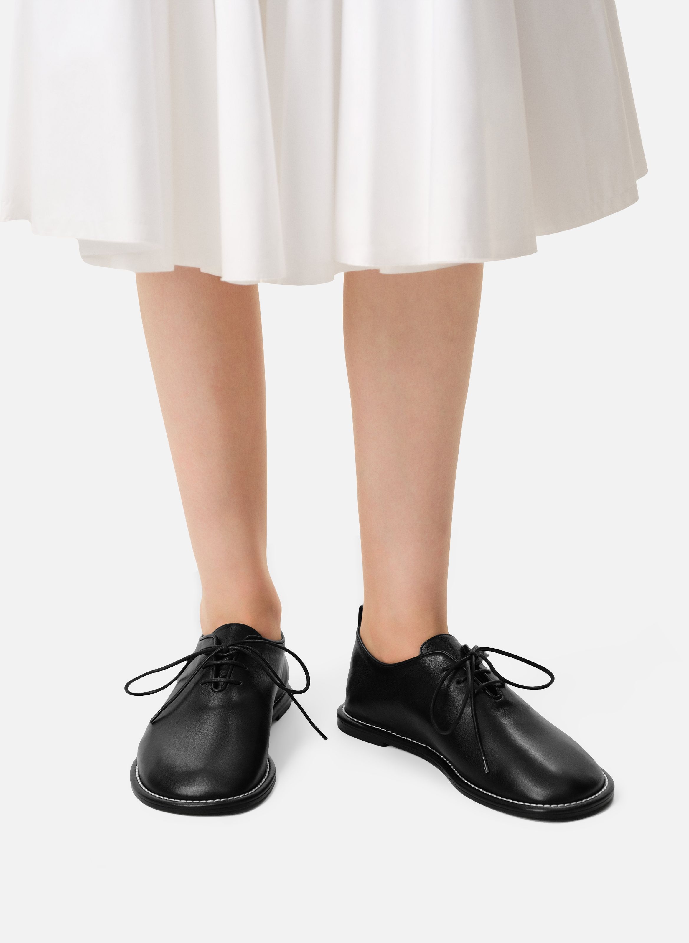 Souliers derby midi unisexes en cuir de veau AMI PARIS Noir