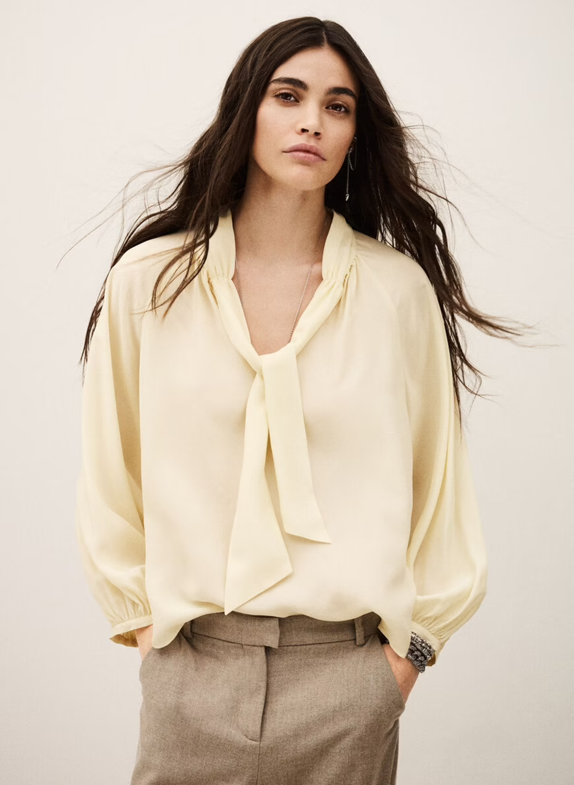 Chemisier col lavallière ample en soie hermine BA&SH Beige