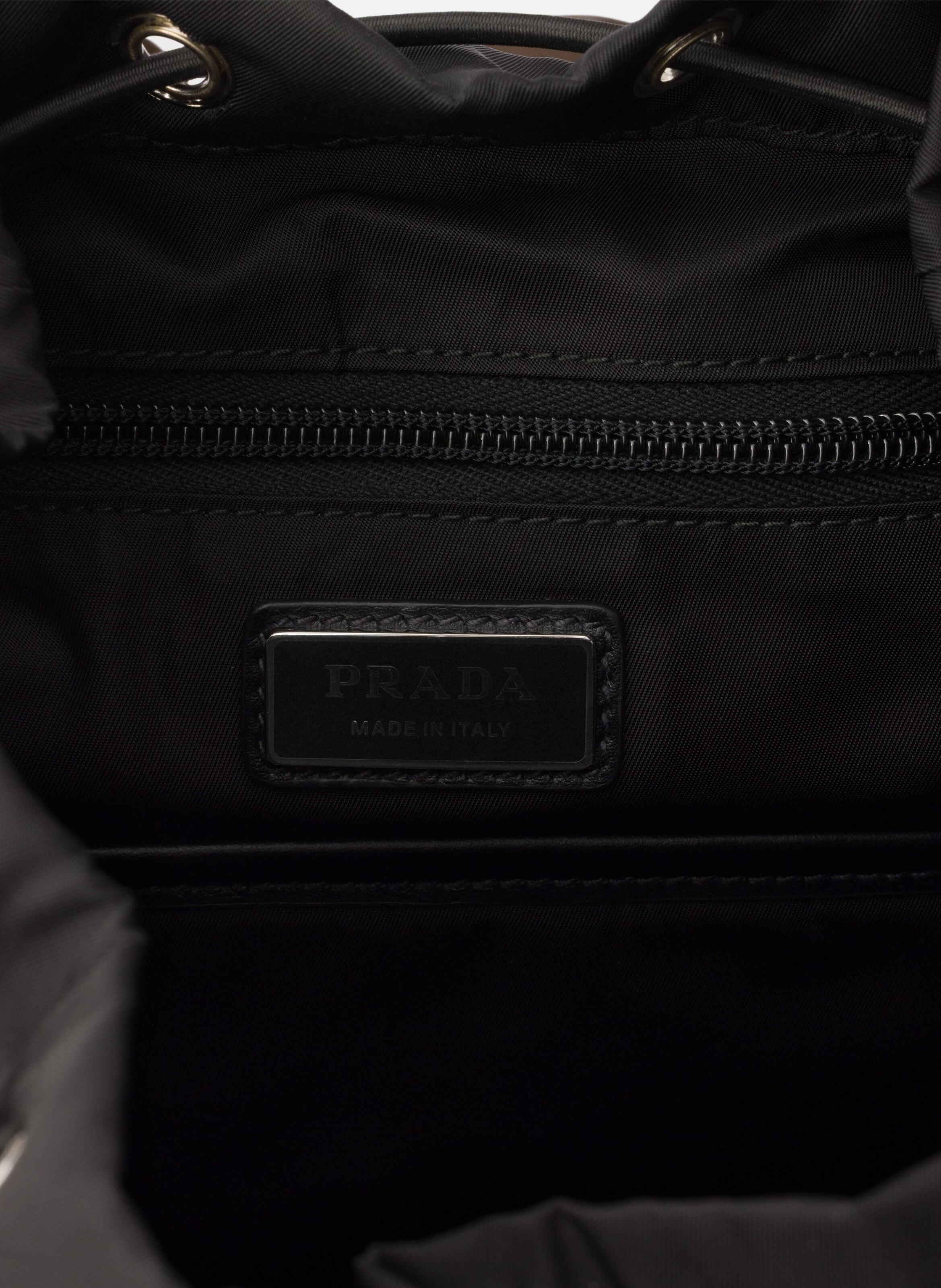 Sac à dos en re-nylon et cuir saffiano PRADA Noir