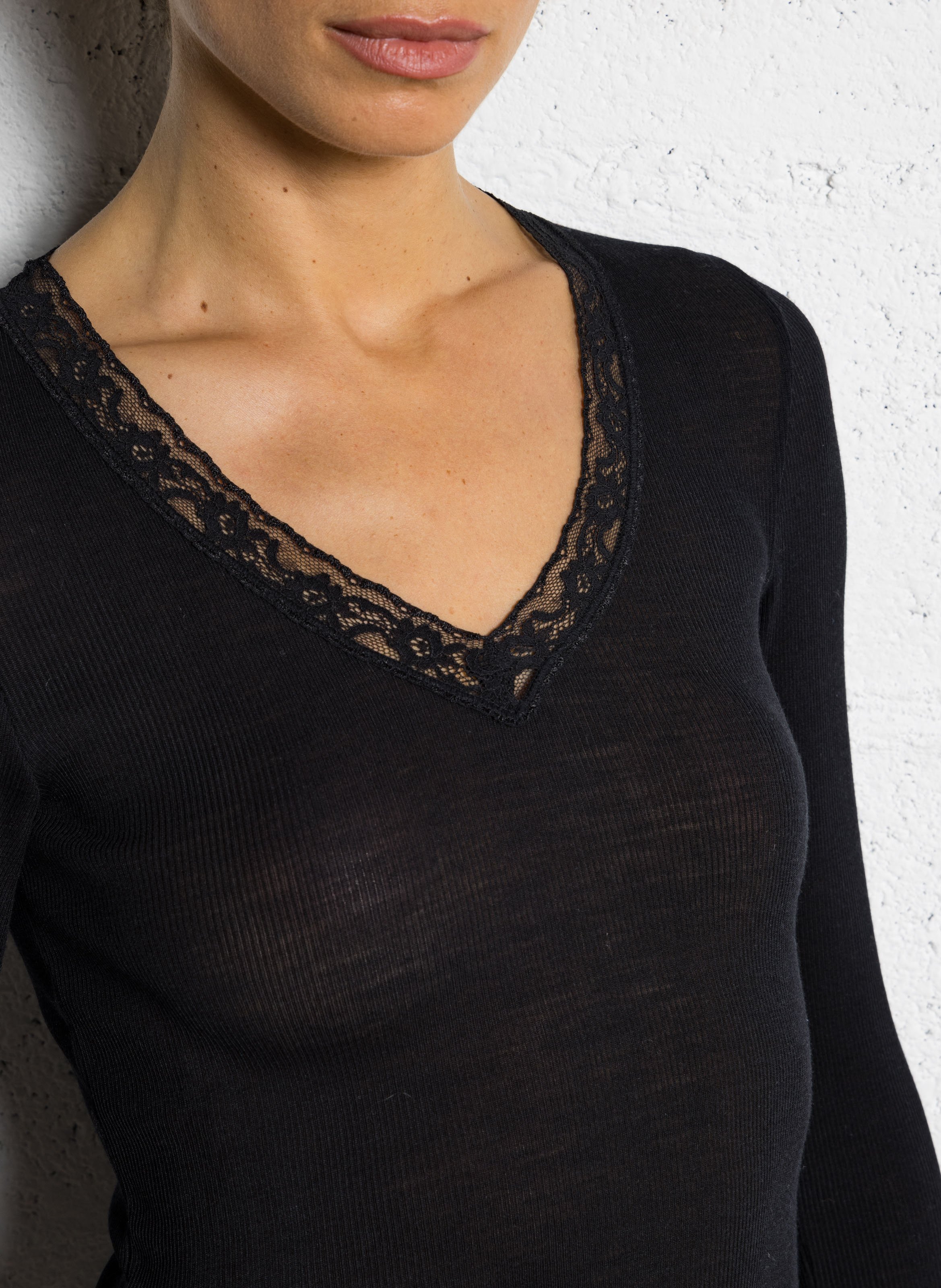 Tee-shirt col v dentelle uni ARMOR-LUX Noir