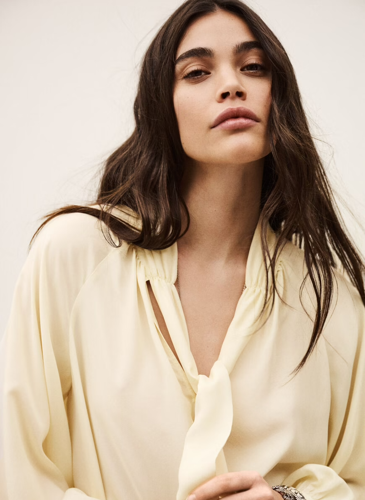 Chemisier col lavallière ample en soie hermine BA&SH Beige