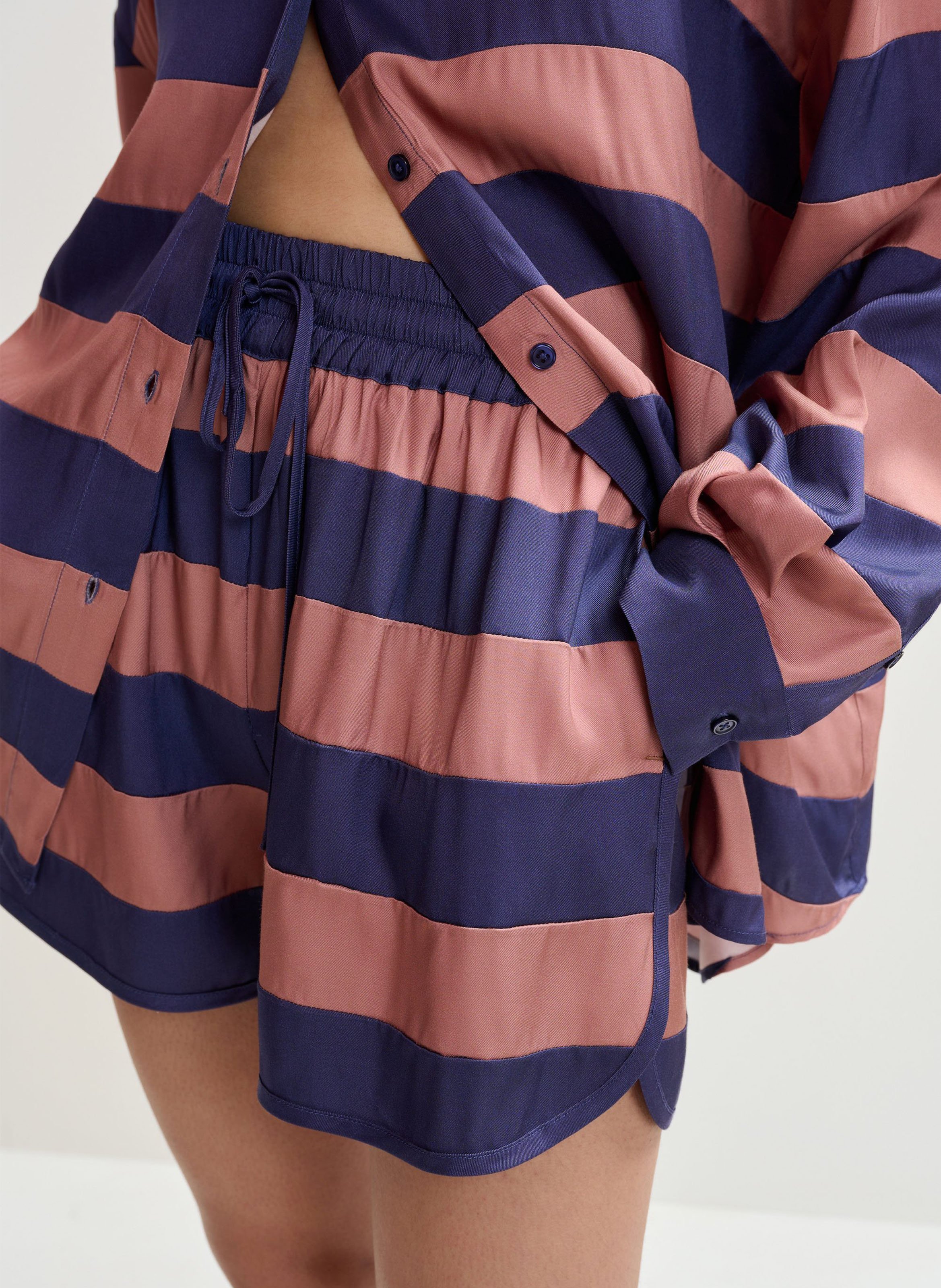 Short large élastiqué à rayures jalana Rouge