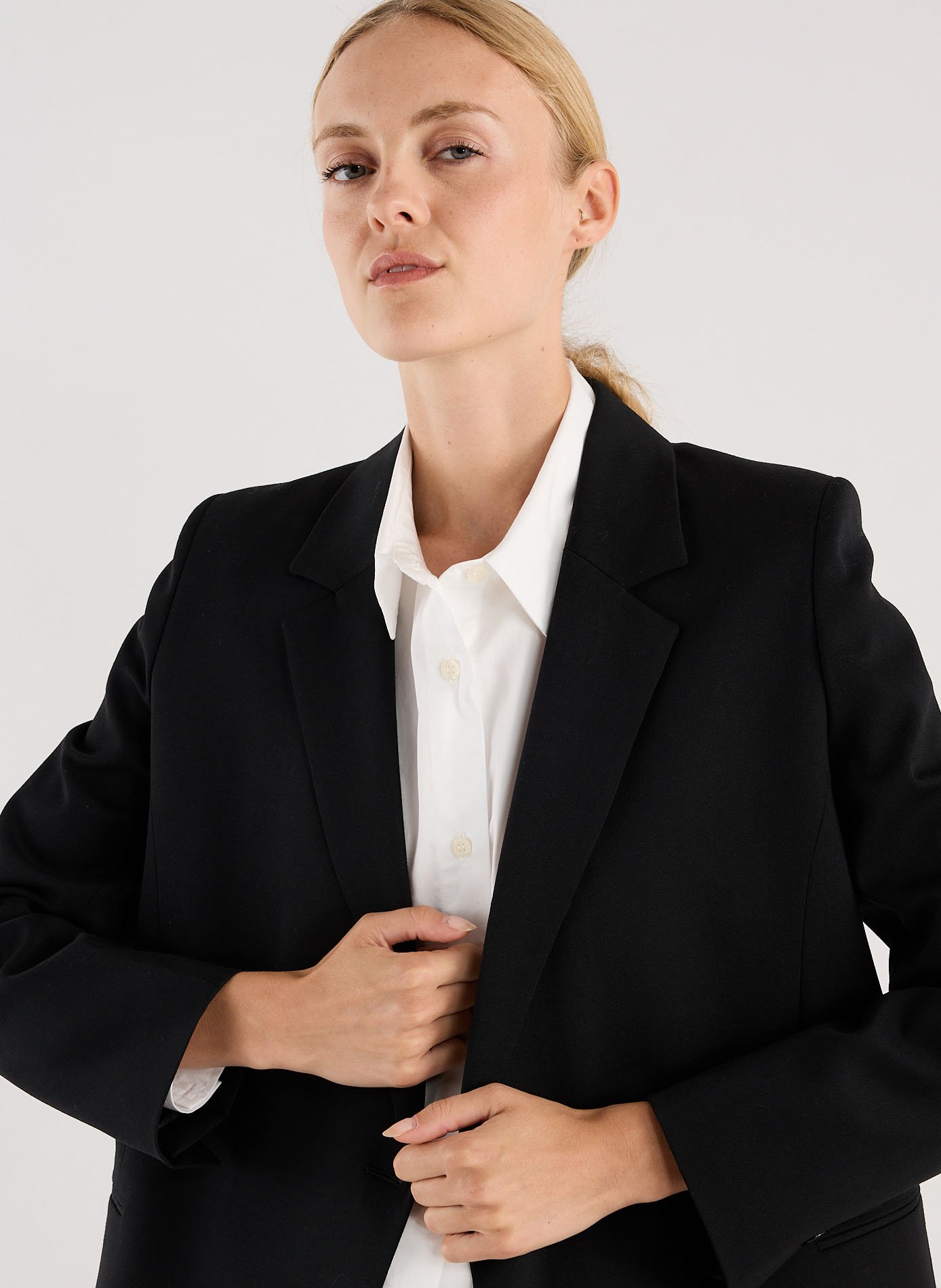 Shoulder-padded blazer SAISON 1865 Black