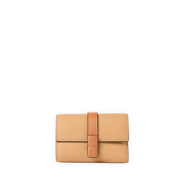 Petit portefeuille vertical en cuir de veau souple grainé Petit portefeuille vertical en cuir de veau souple grainé