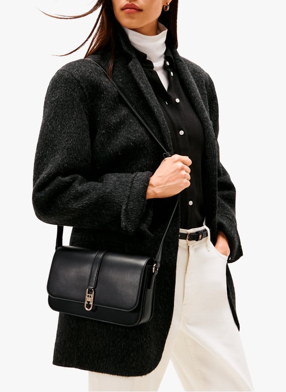Sac bandoulière à rabat  | Noir by TOMMY HILFIGER Sac bandoulière à rabat  Noir