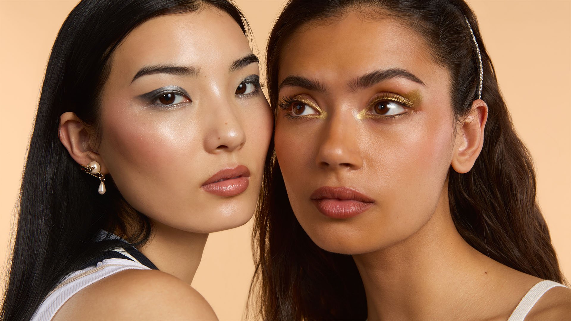 Duo de filles au maquillage doré et argenté spécial Coachella