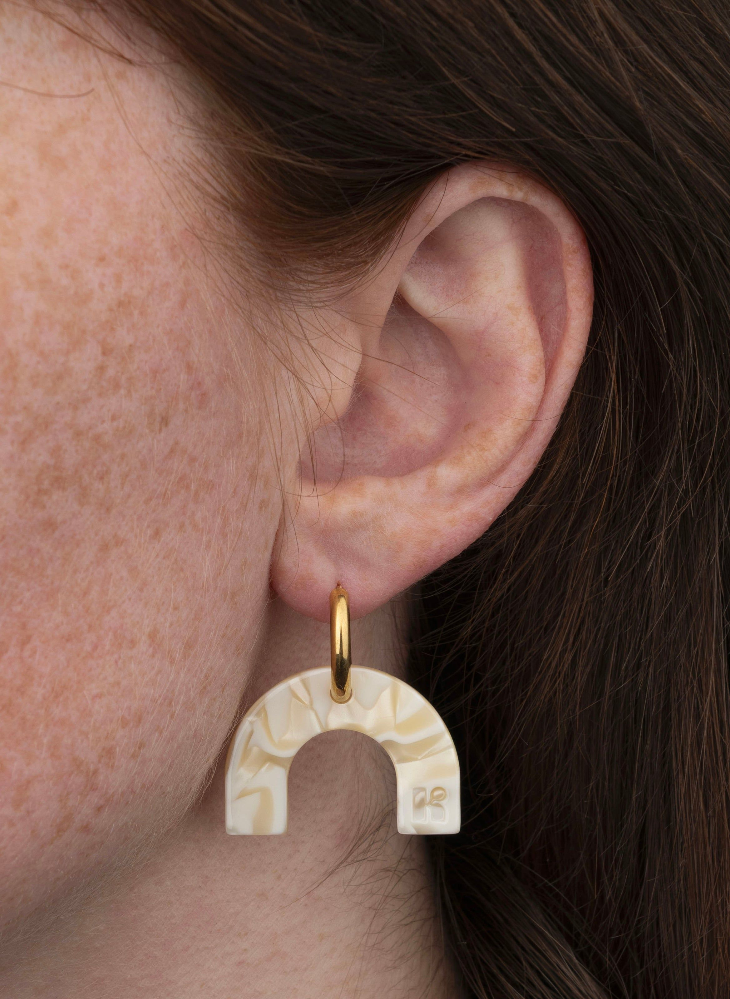 Boucles d'oreilles arc-en-ciel avec anneaux en acier inoxydable doré KURAGE GINZA Beige