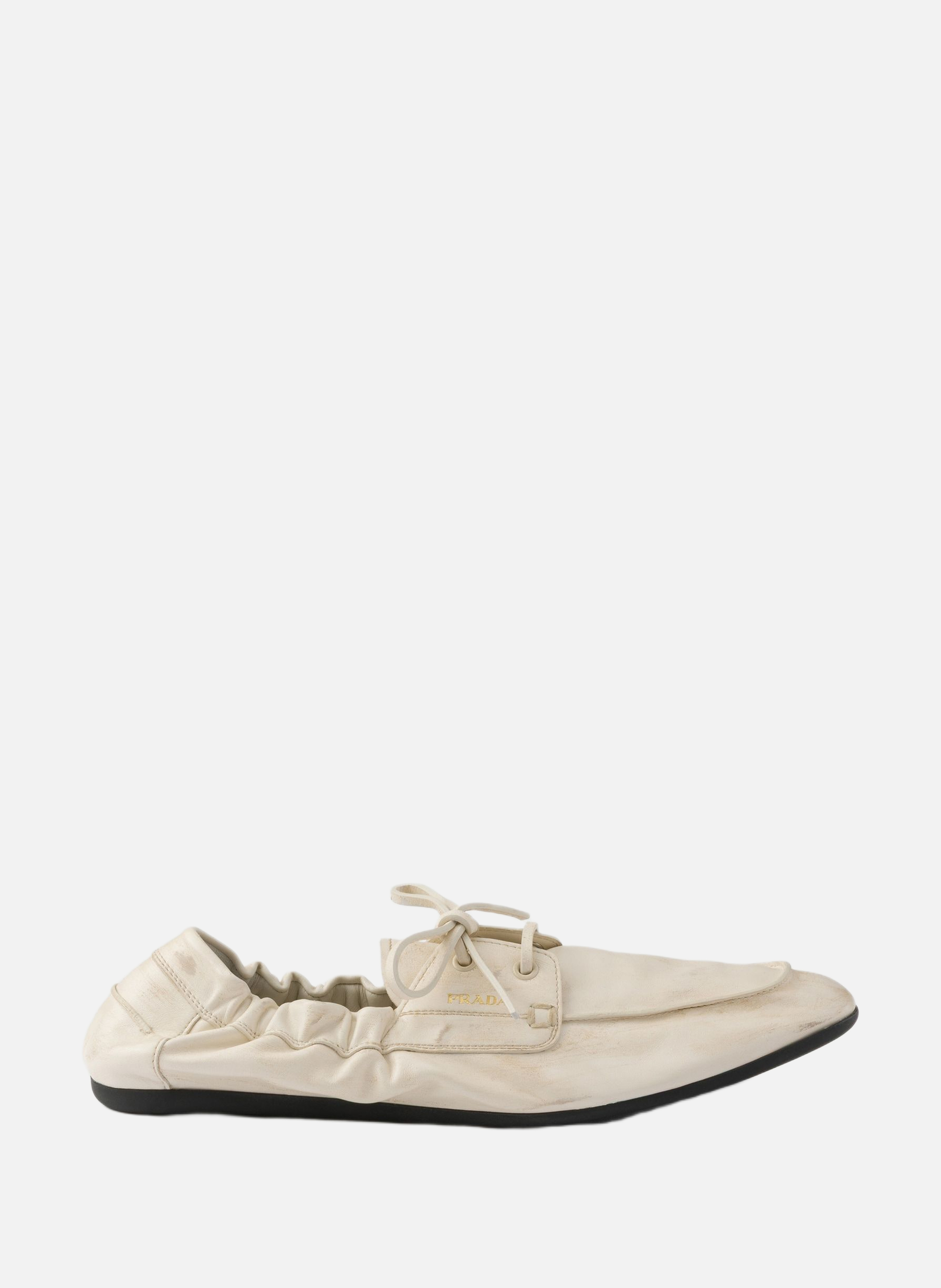 Chaussures bateau en cuir vieilli PRADA Beige