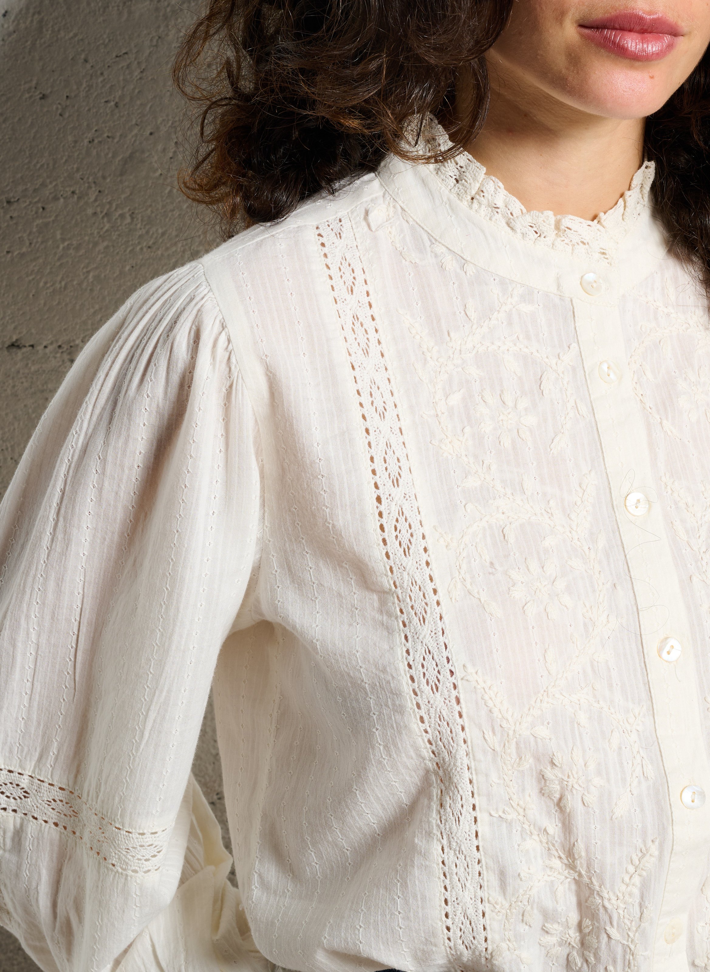 Blouse boutonnée brodée à dentelle sophia MAISON 123 Beige