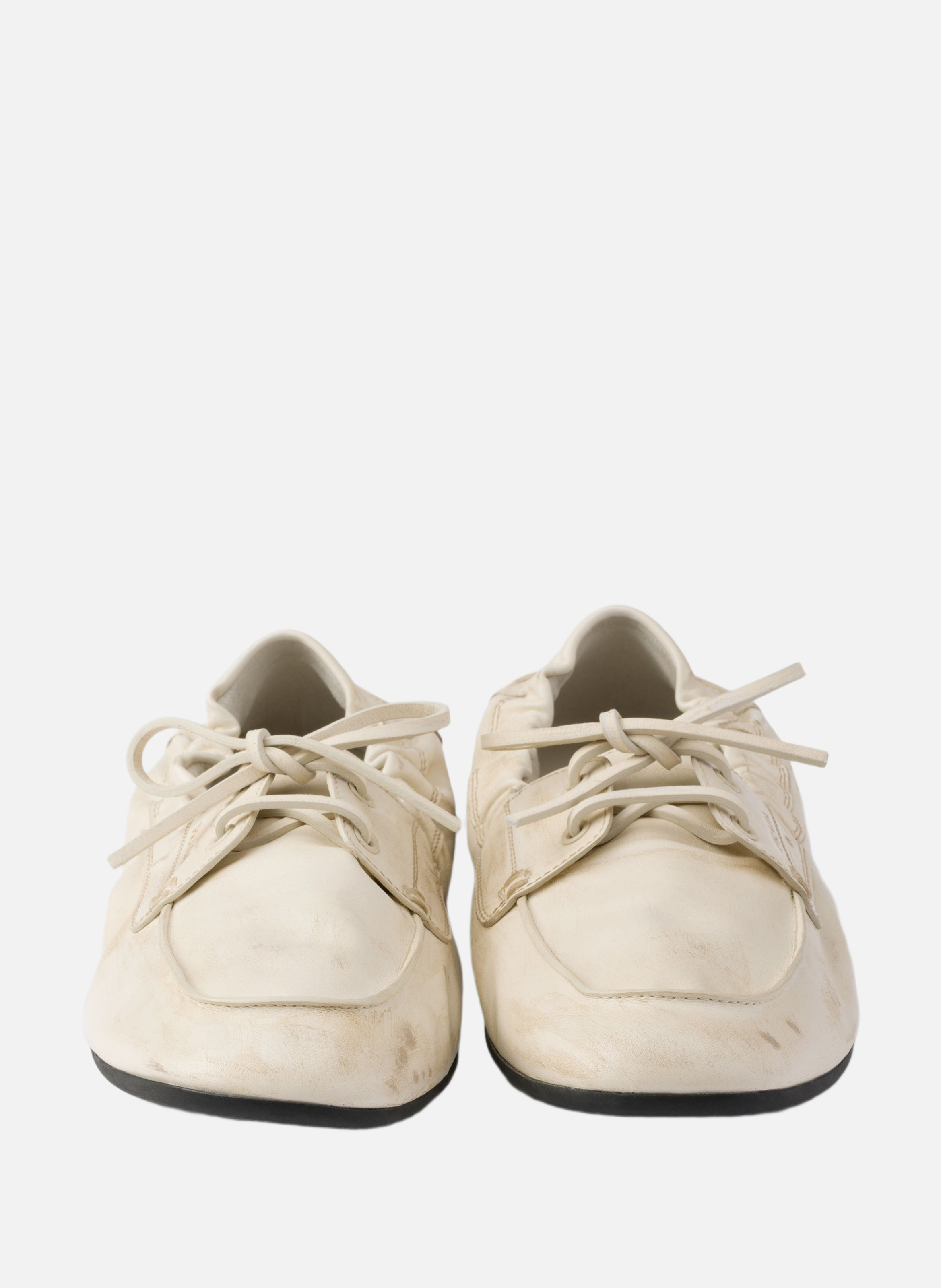 Chaussures bateau en cuir vieilli PRADA Beige