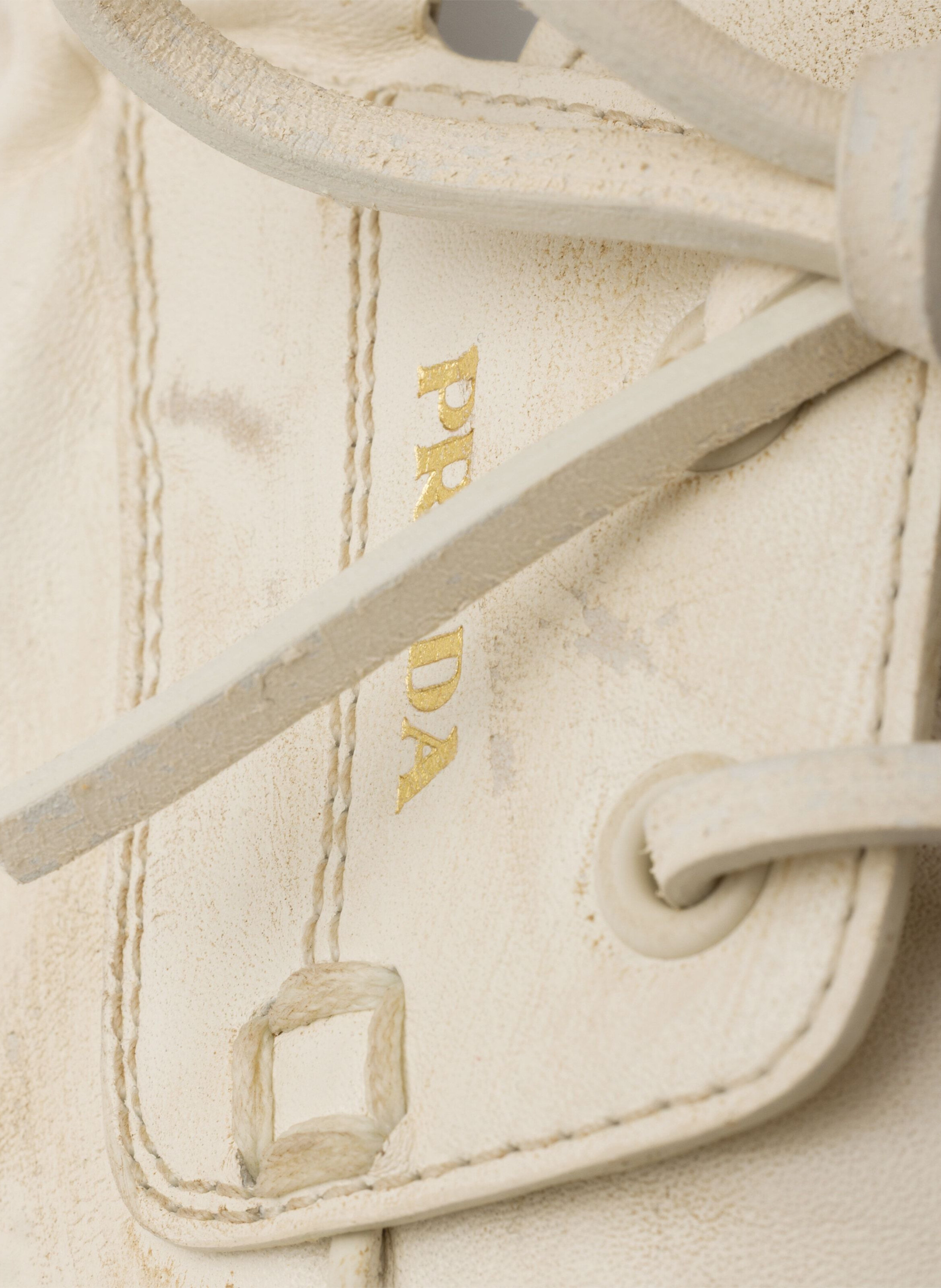 Chaussures bateau en cuir vieilli PRADA Beige