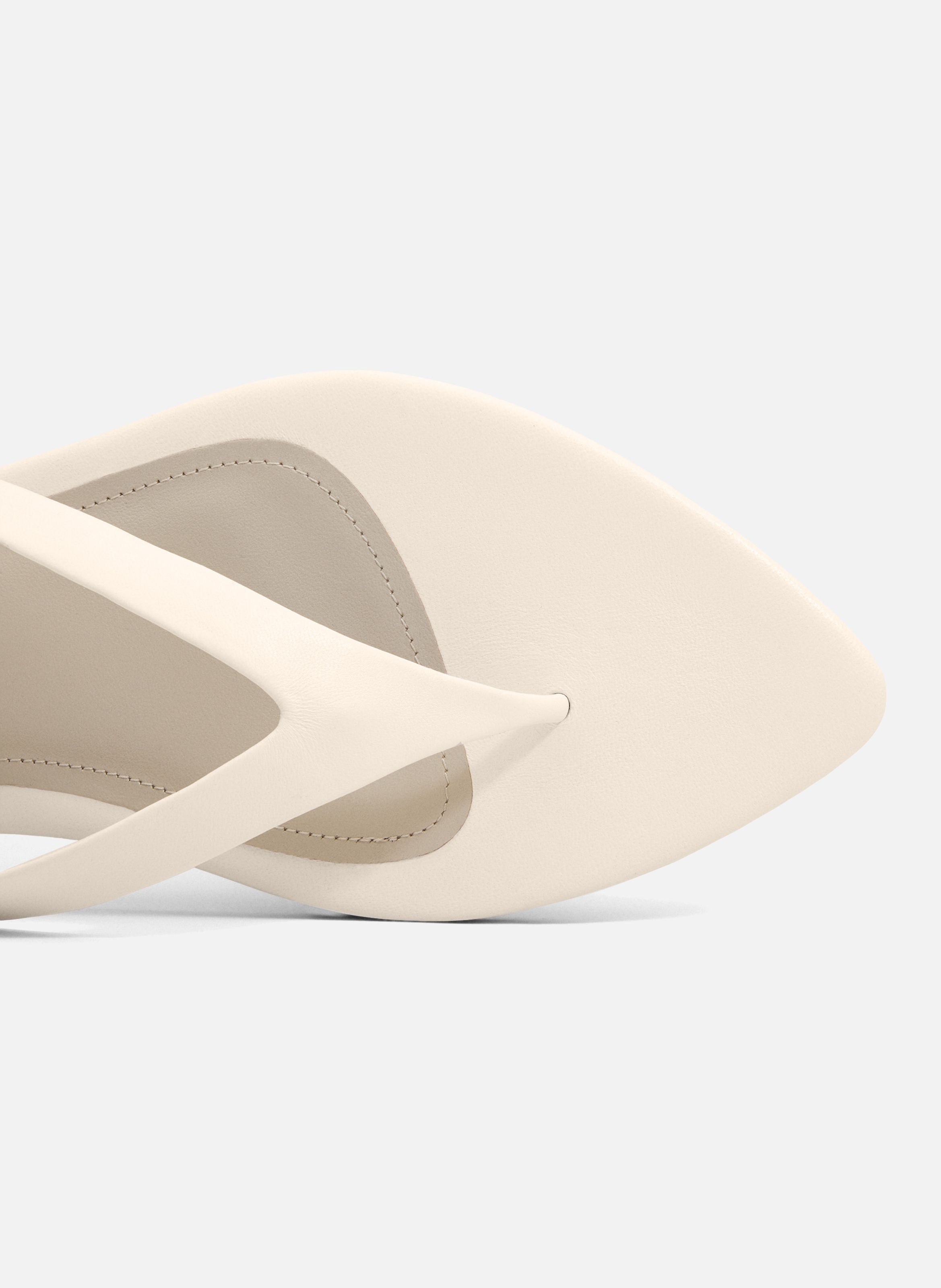 Tongs à bout pointus en cuir d'agneau AMI PARIS Blanc