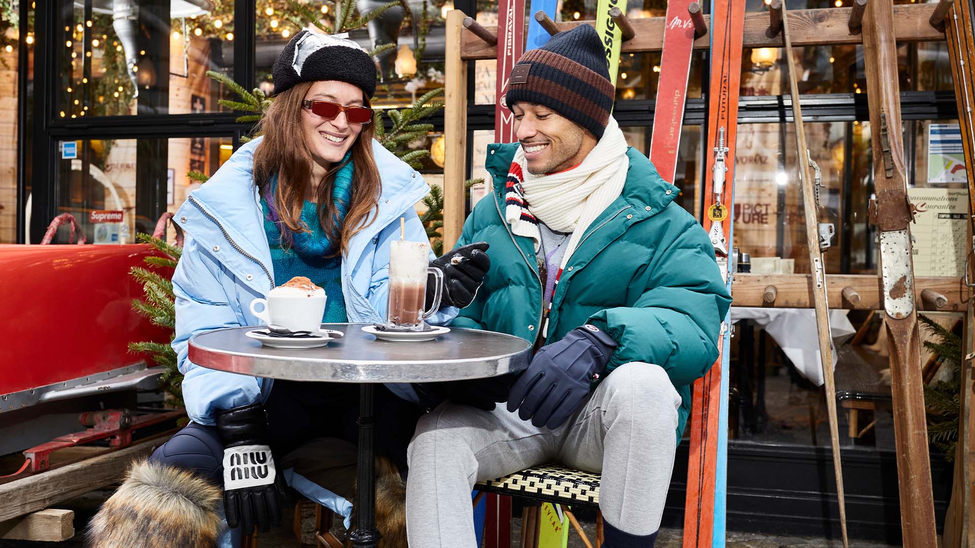 deux personnes à une terrasse de café