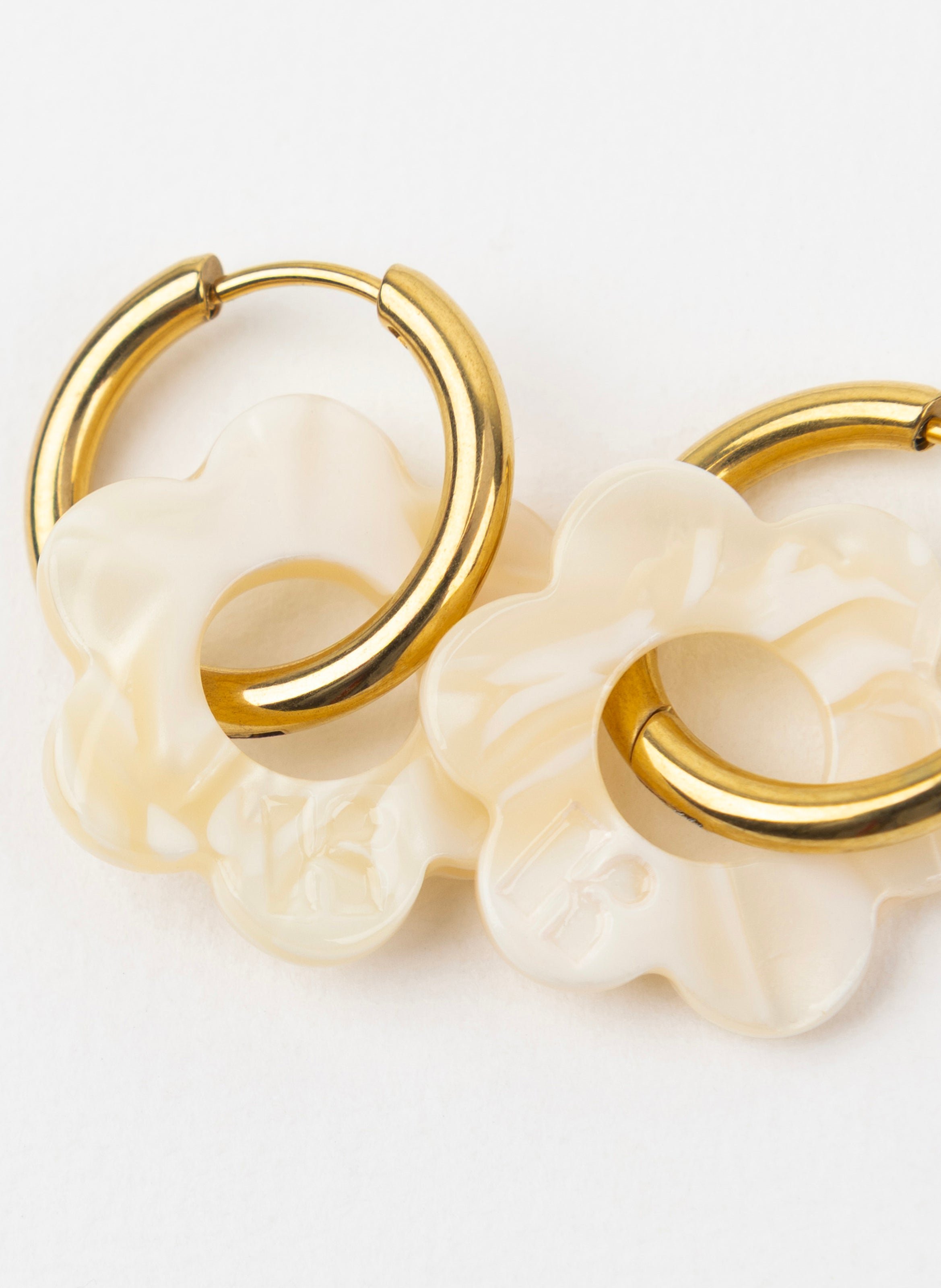 Boucles d'oreilles baby fleurette avec anneaux en acier inoxydable doré KURAGE GINZA Beige