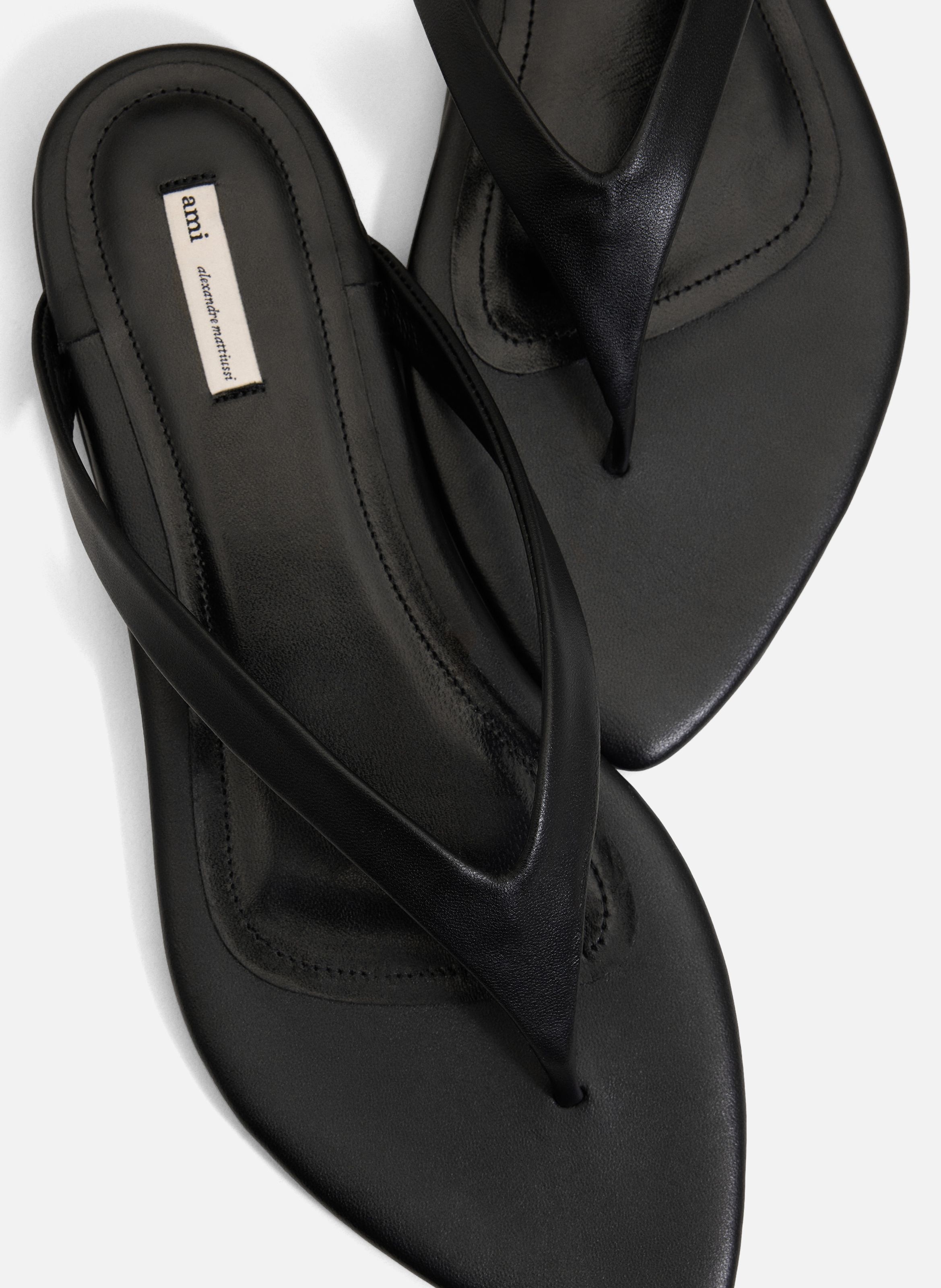 Tongs à bout pointus en cuir d'agneau AMI PARIS Noir