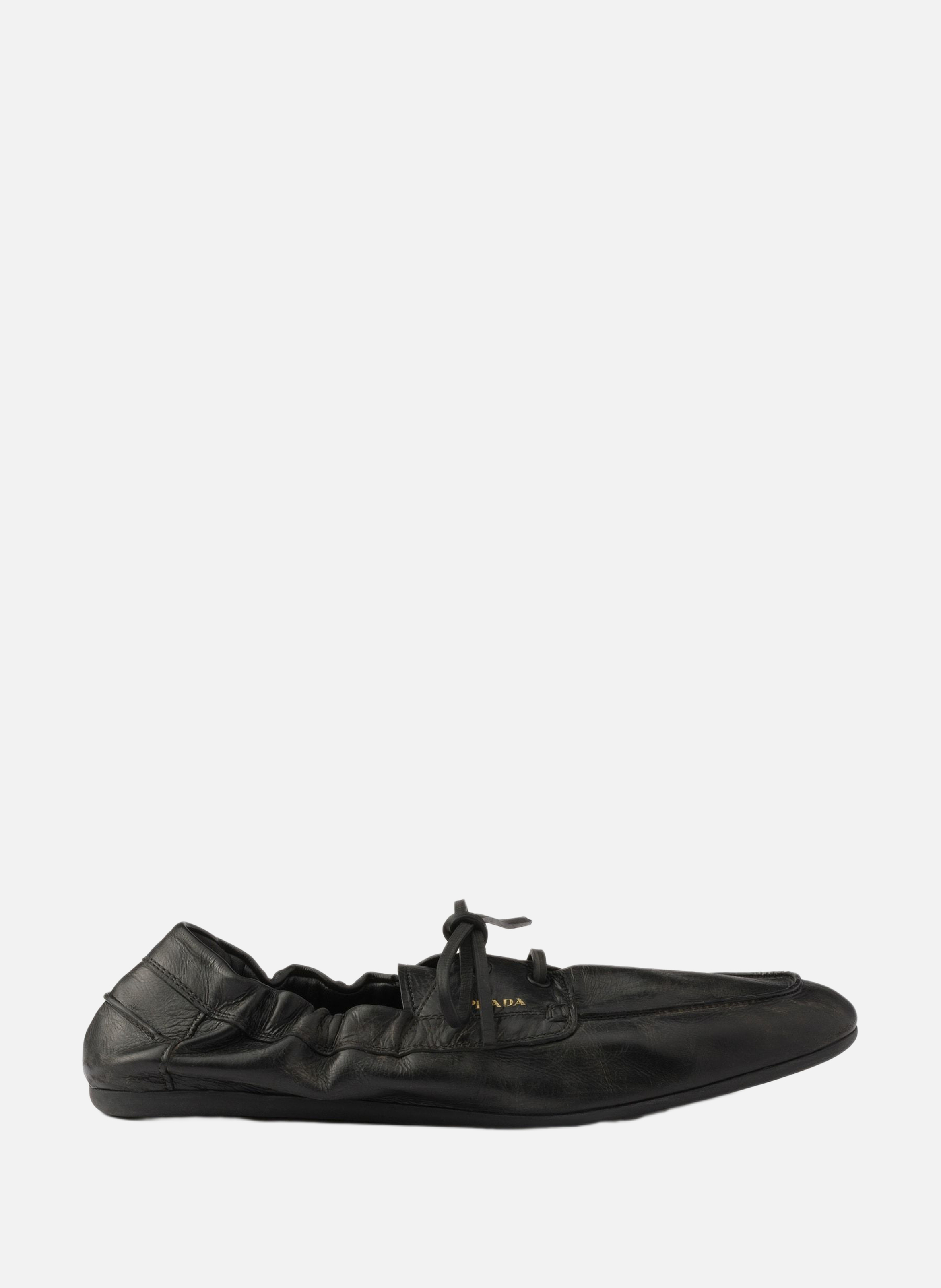 Chaussures bateau en cuir vieilli PRADA Noir