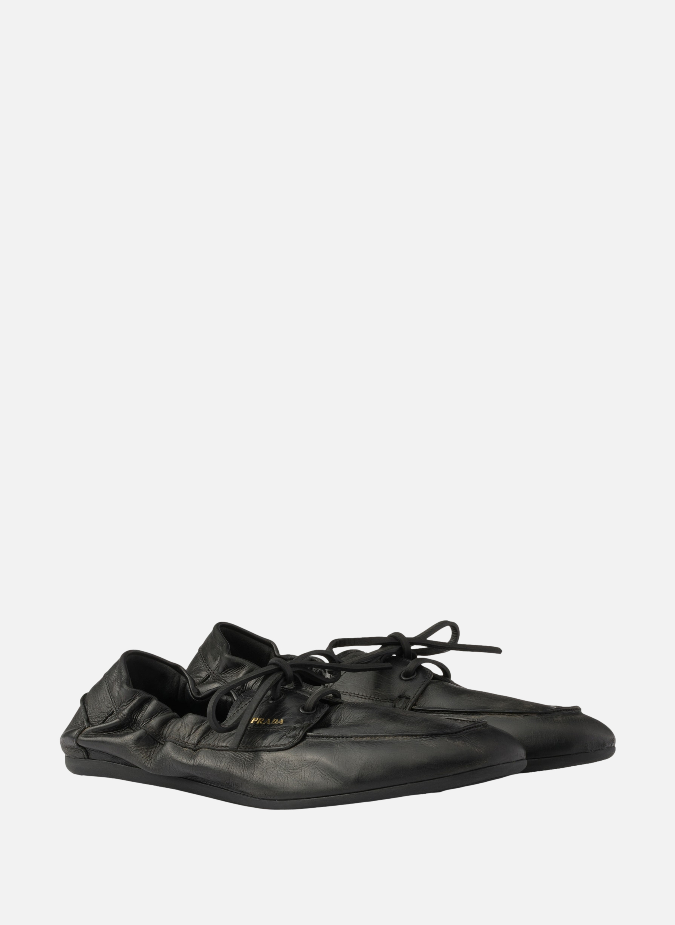 Chaussures bateau en cuir vieilli PRADA Noir