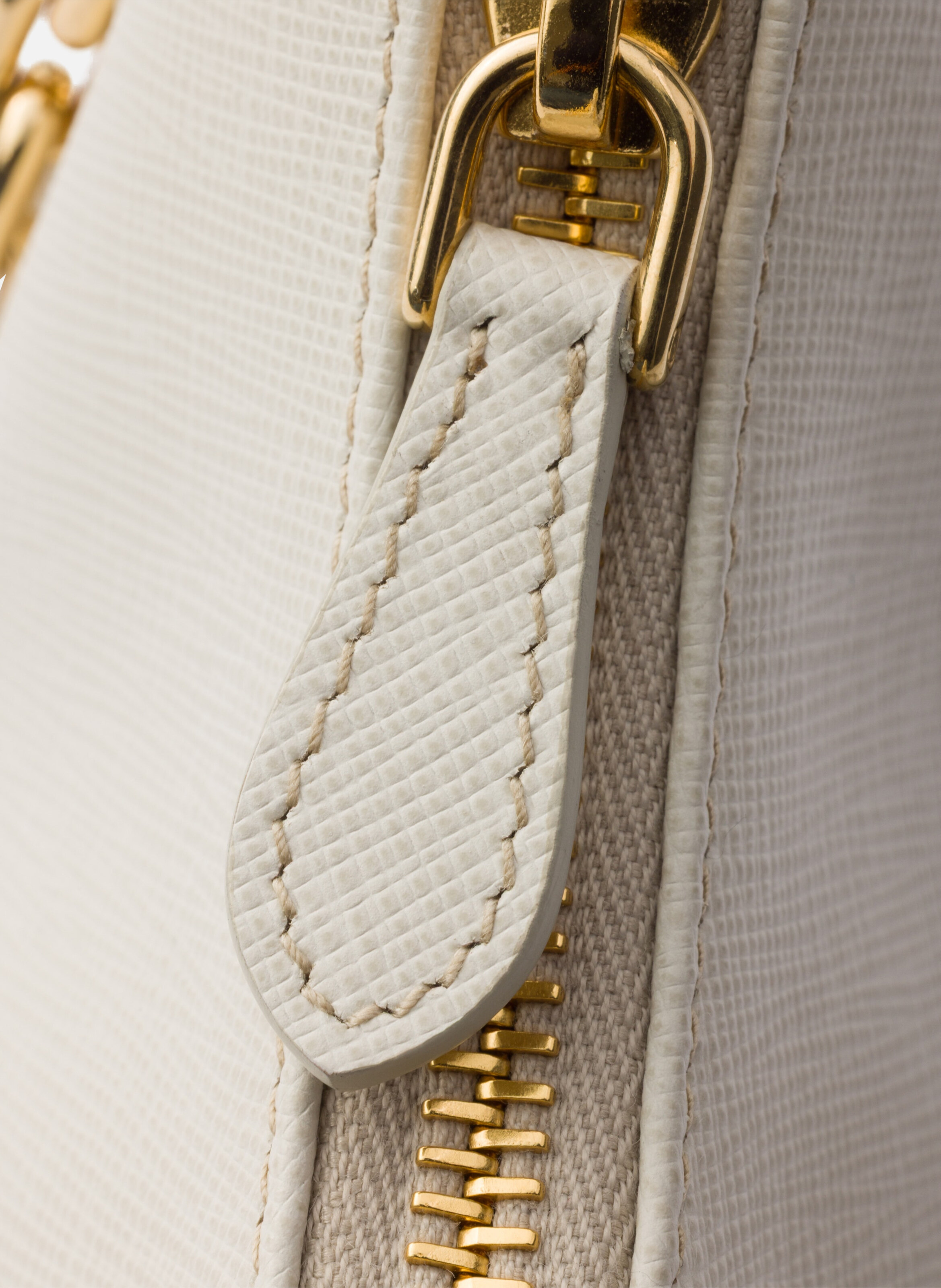 Sac prada re-edition 2005 en cuir saffiano PRADA Beige