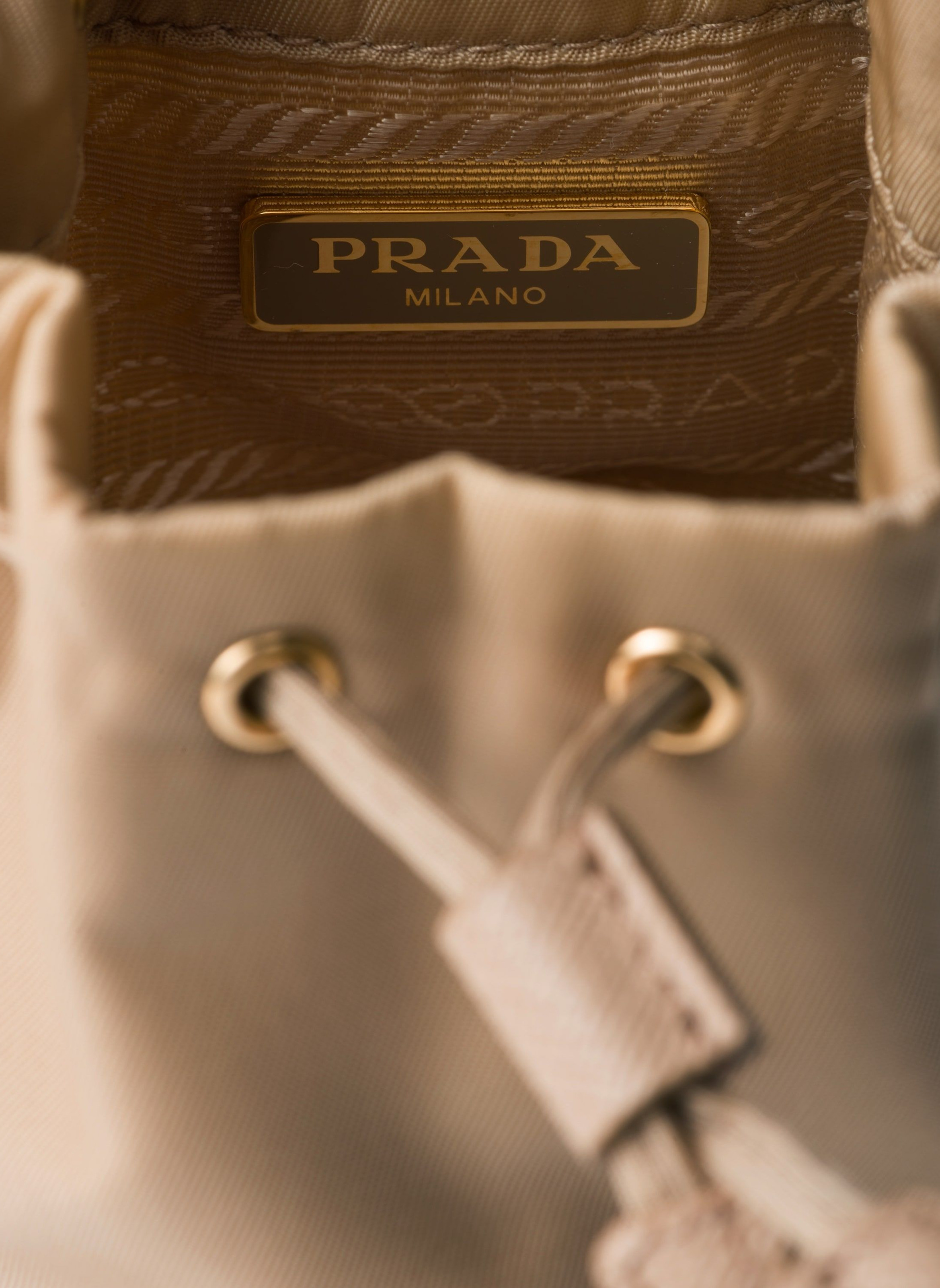 Charm porte-clés mini icon en re-nylon PRADA Marron