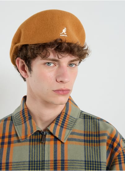 Femme Blonde En Pull Tricoté Marron Regardant Par-dessus L'épaule Avec Femme Blonde En Pull Tricoté Marron Regardant Par-dessus L'épaule Avec