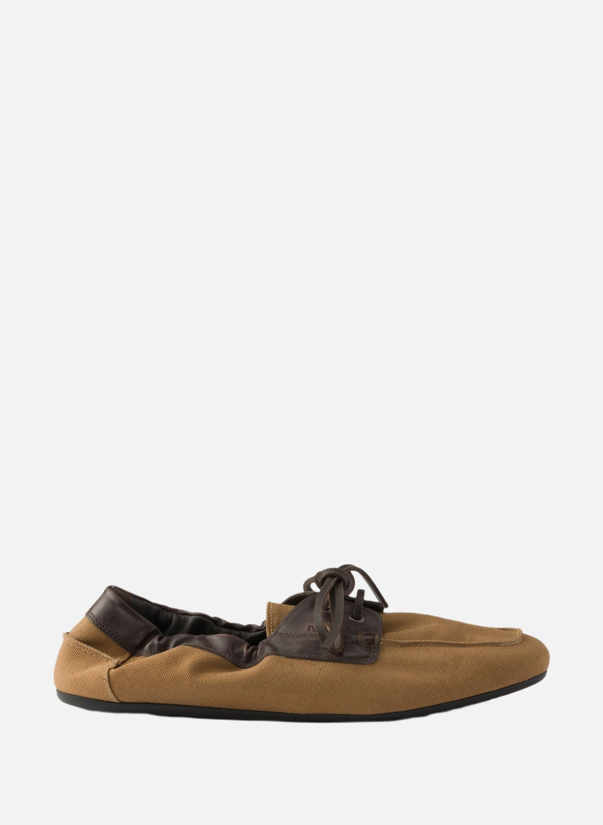 Chaussures bateau en toile vieillie et cuir PRADA Marron