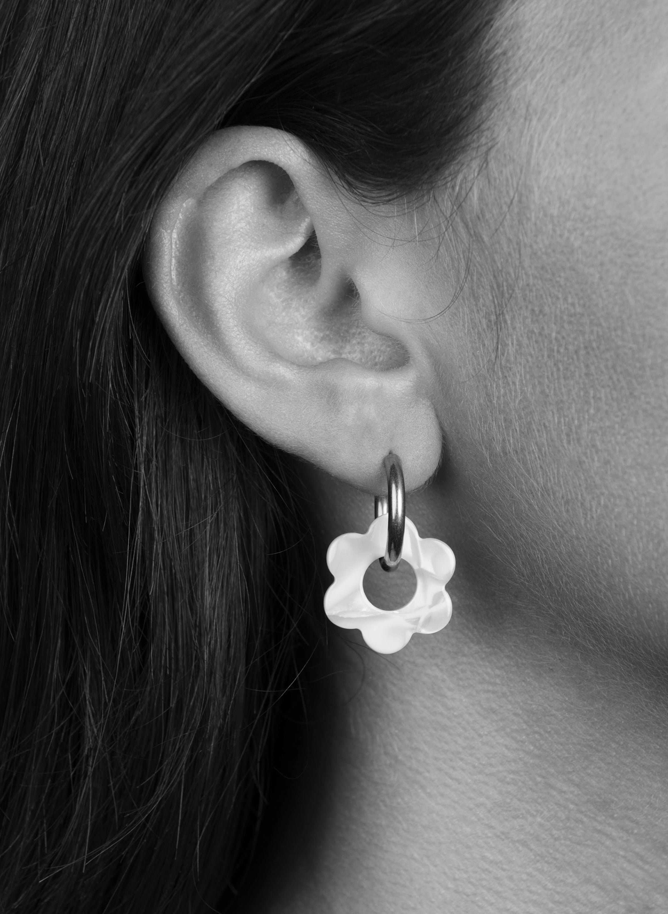 Boucles d'oreilles Baby Fleurette avec anneaux en acier inoxydable argenté KURAGE GINZA Multicolore