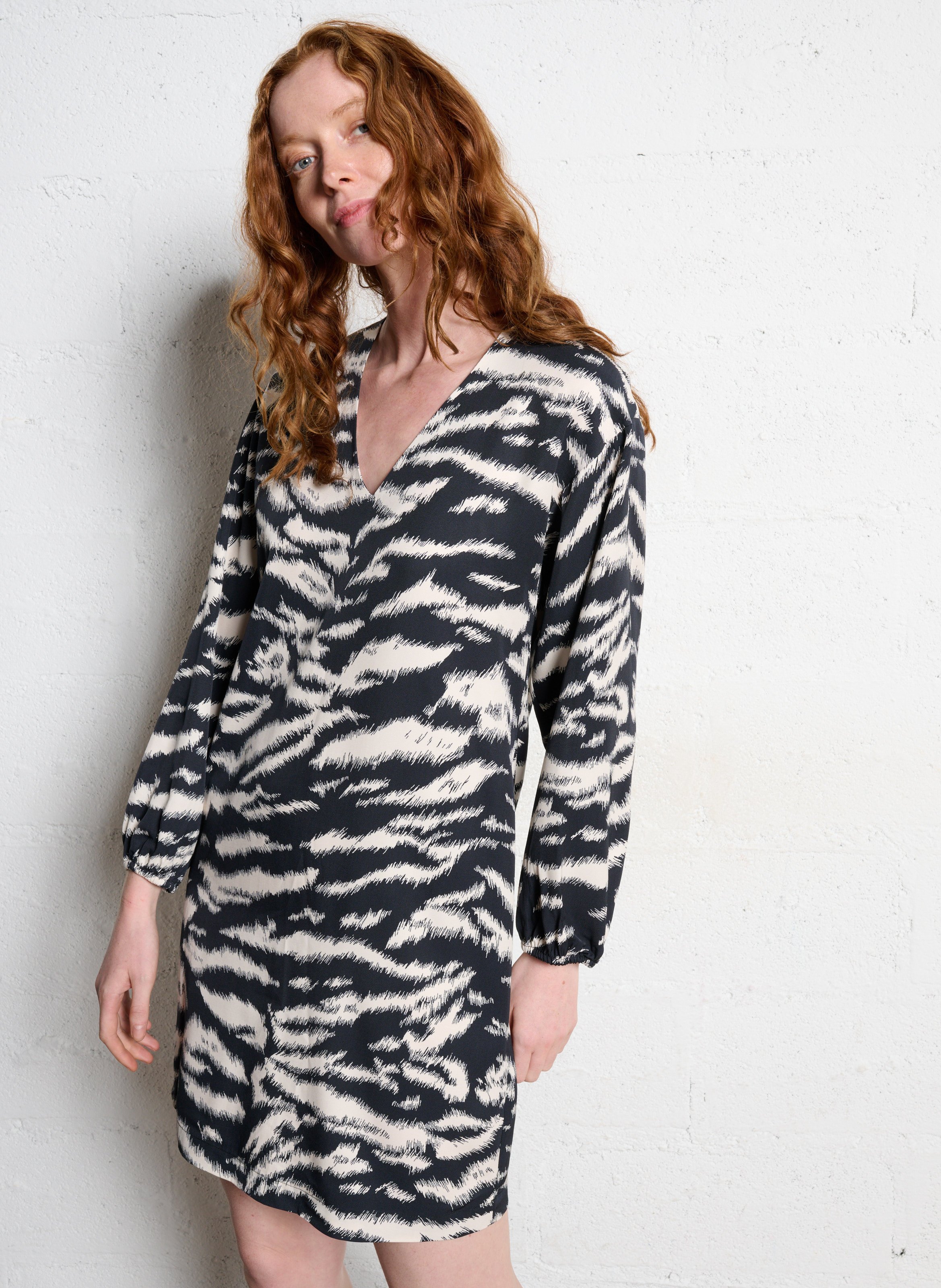 Robe courte col v imprimé zèbre IKKS Noir