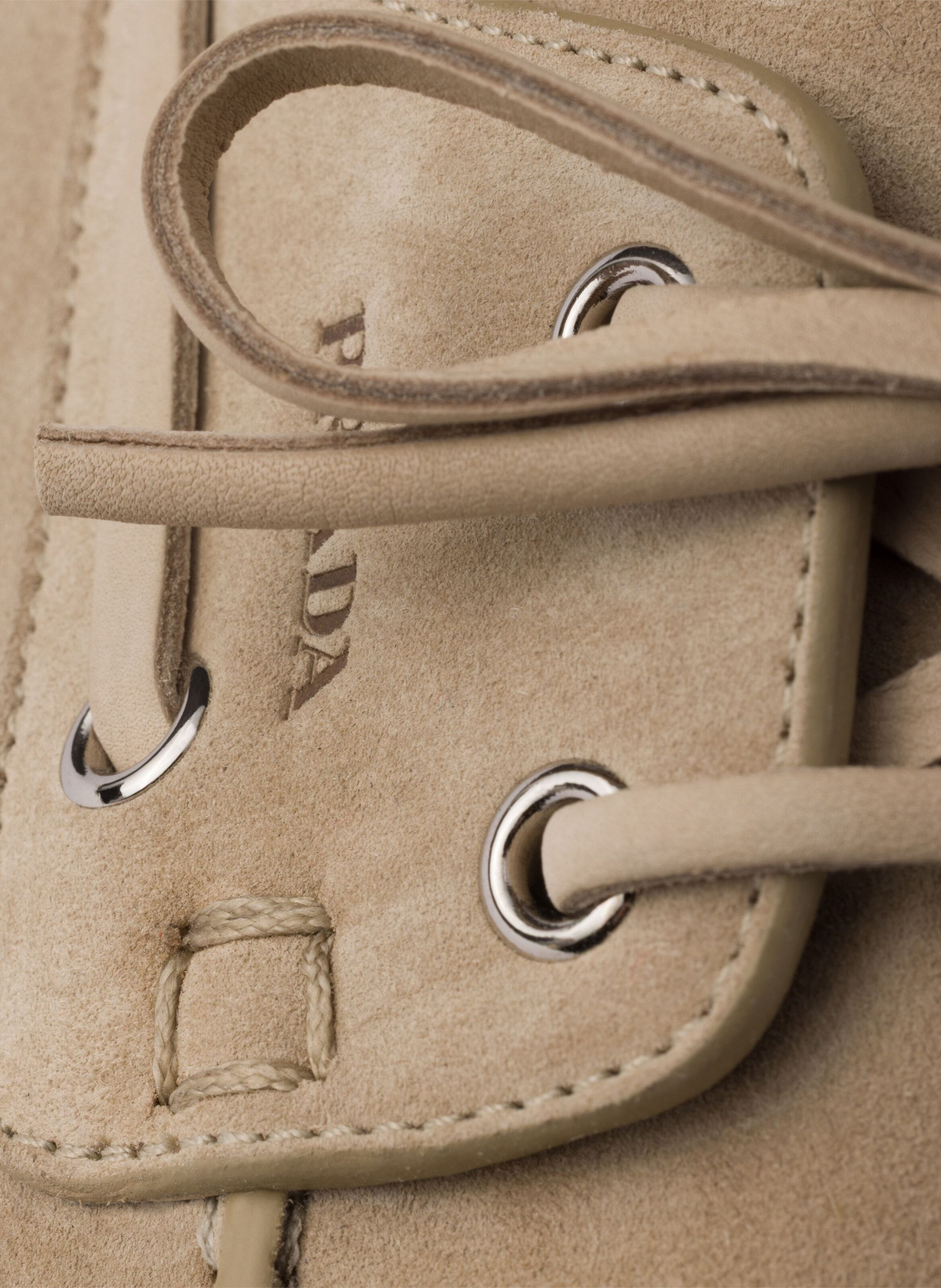 Souliers bateau en veau velours avec lacets PRADA Beige