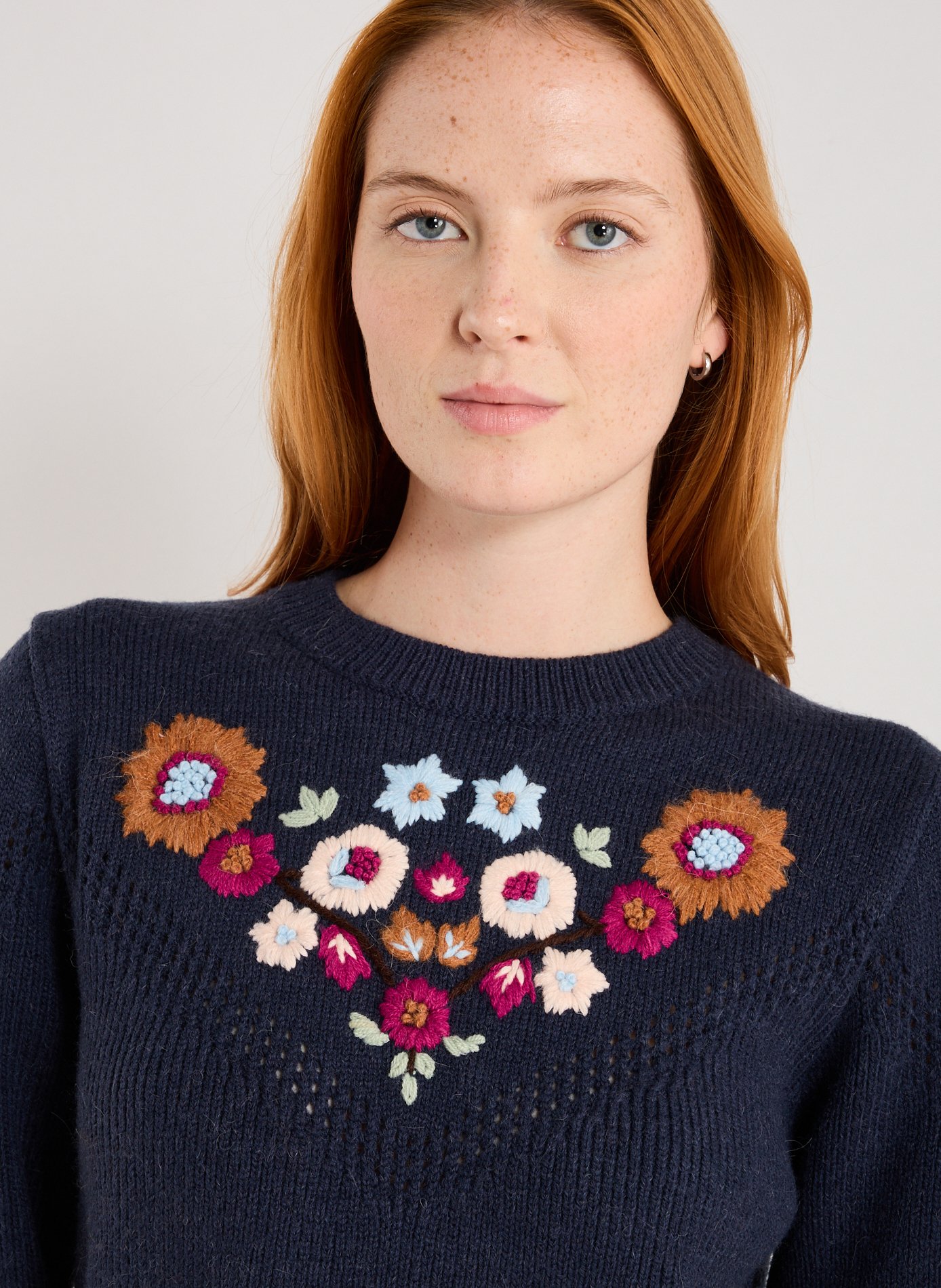 Pull droit à fleurs brodées LOUISE MISHA Bleu