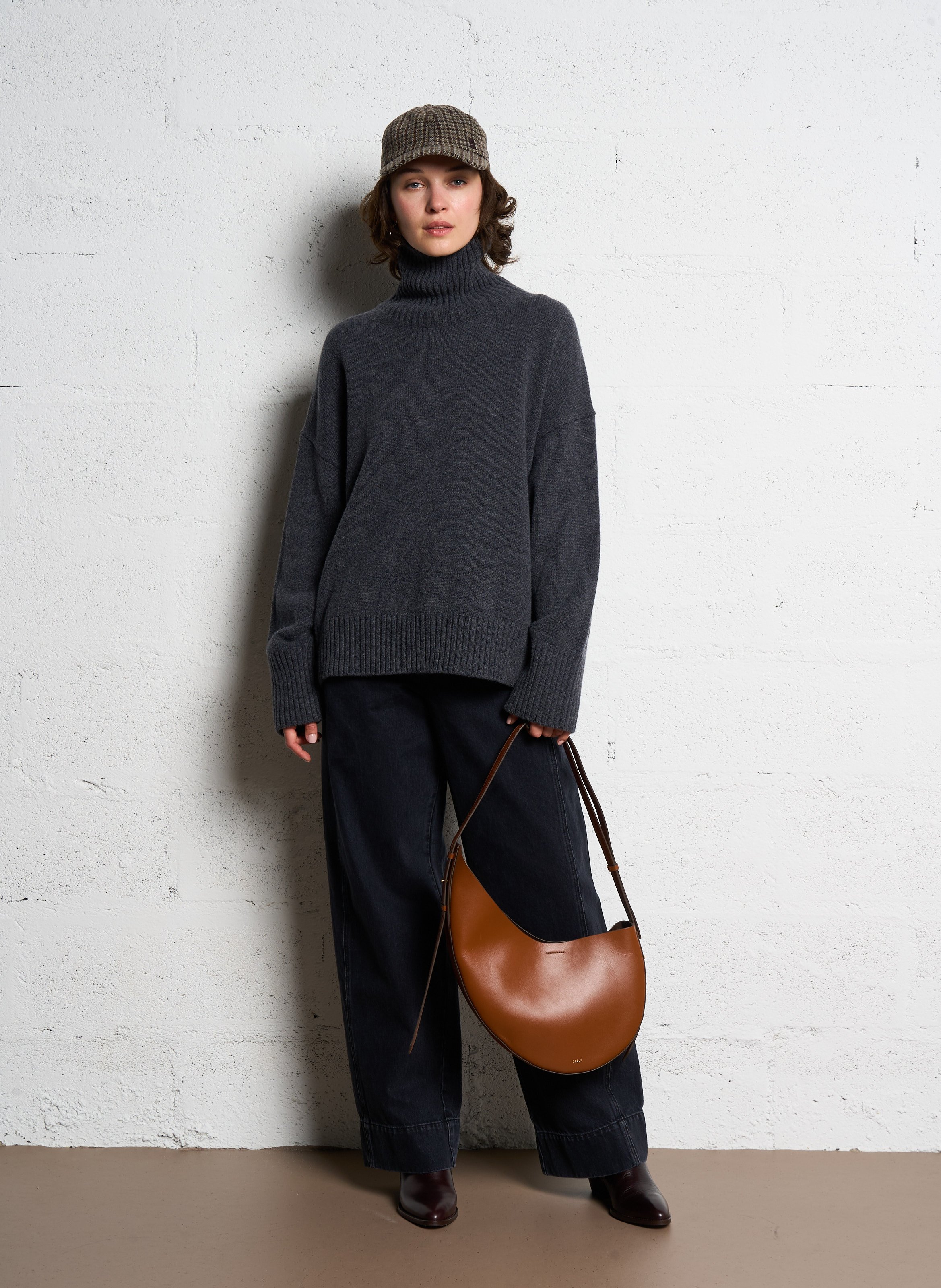 Sac bandoulière asymétrique en cuir lisse winona SOEUR Beige