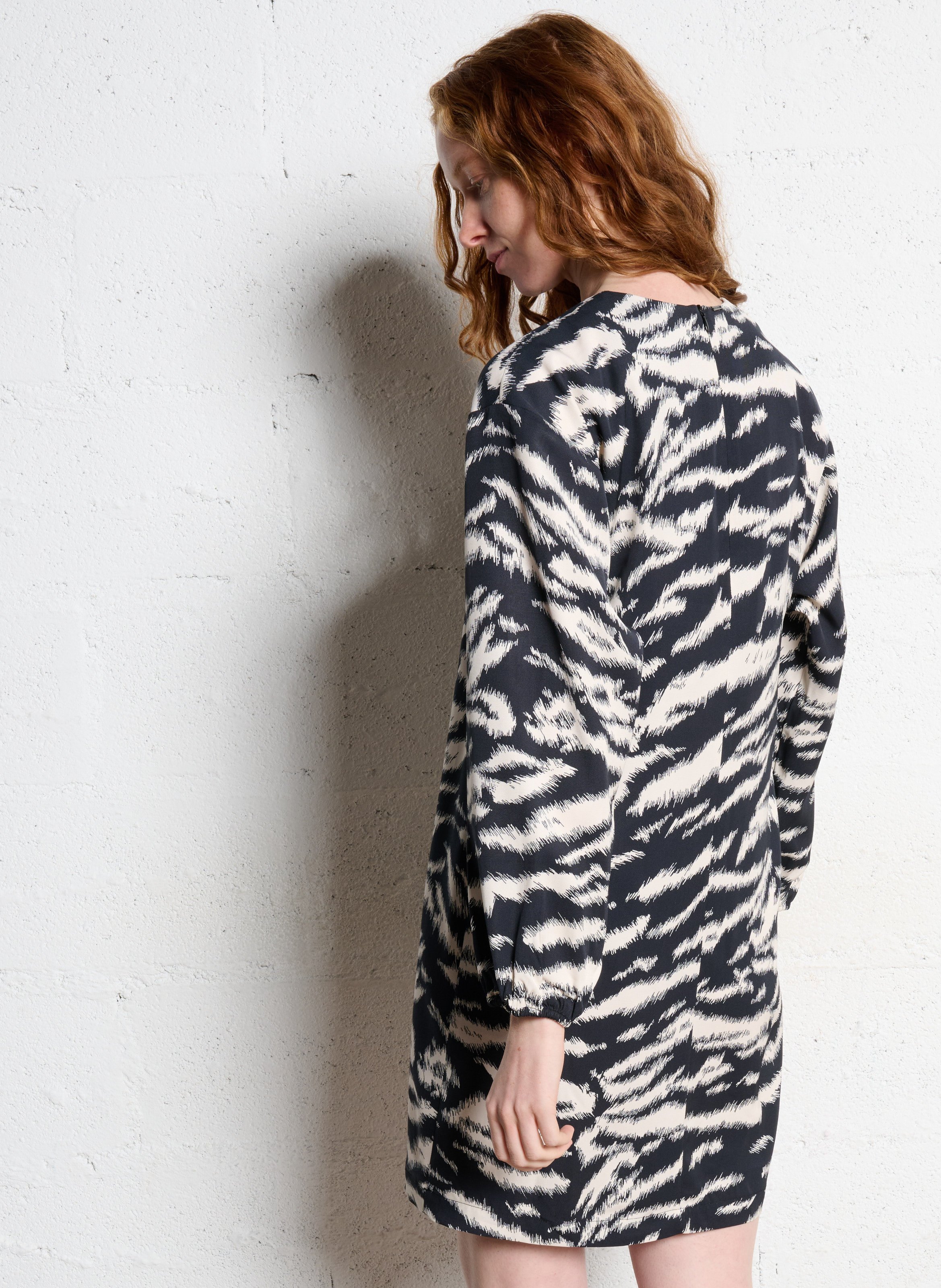 Robe courte col v imprimé zèbre IKKS Noir