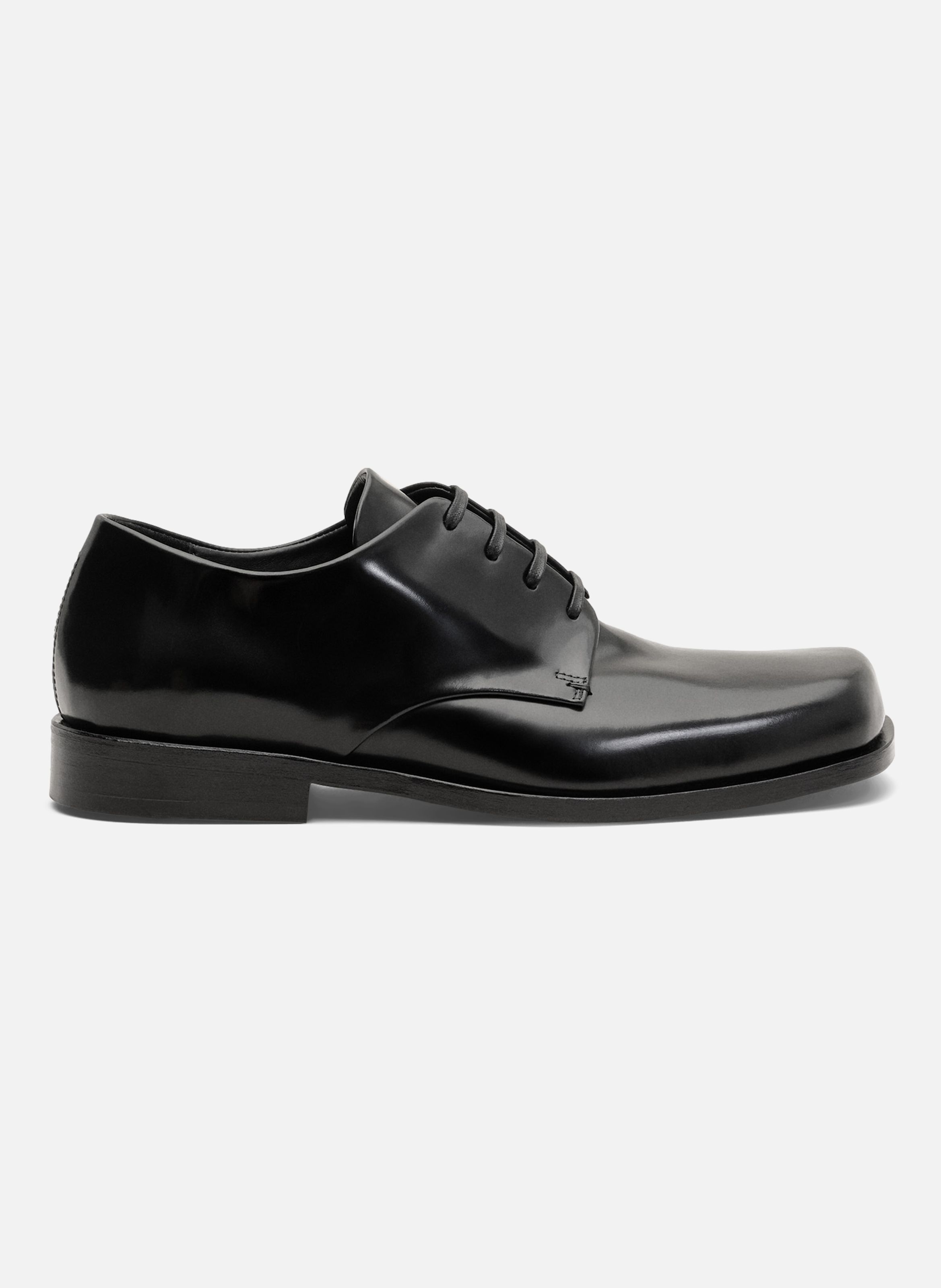 Souliers derby unisexes en cuir de veau AMI PARIS Noir