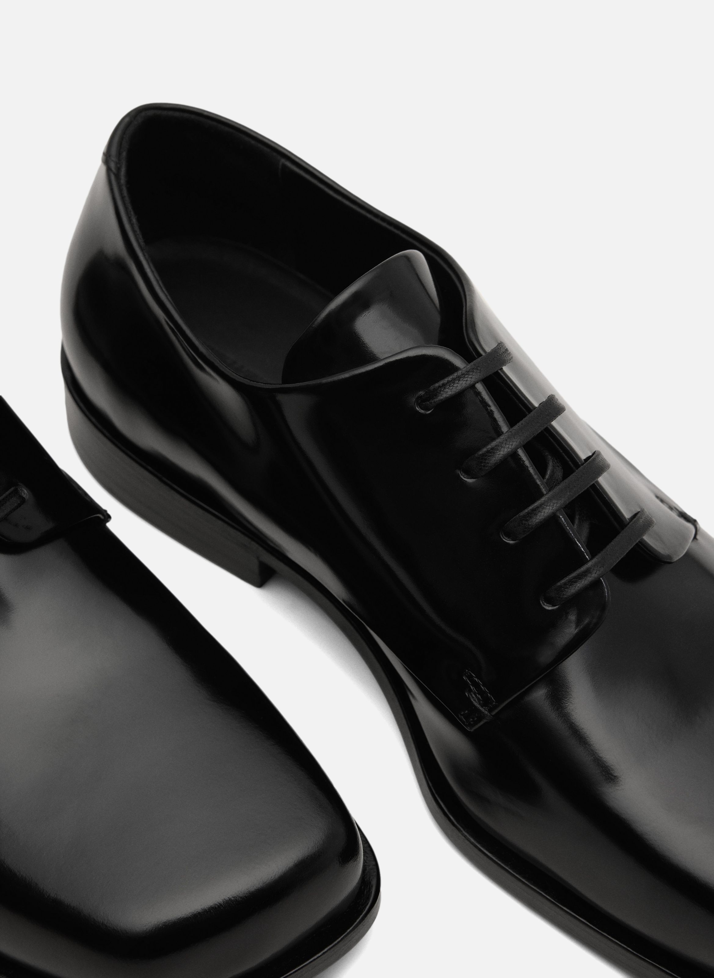 Souliers derby unisexes en cuir de veau AMI PARIS Noir