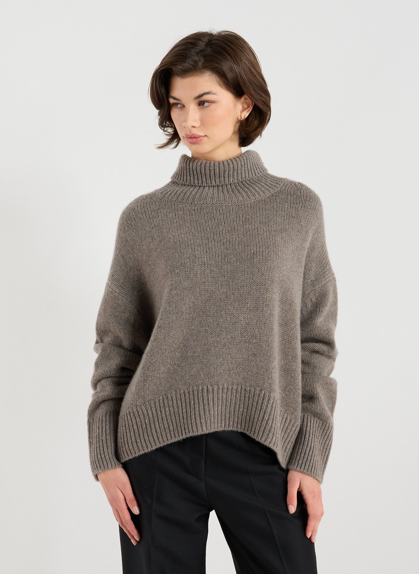 R2W Oversized cashmere turtleneck sweater Black