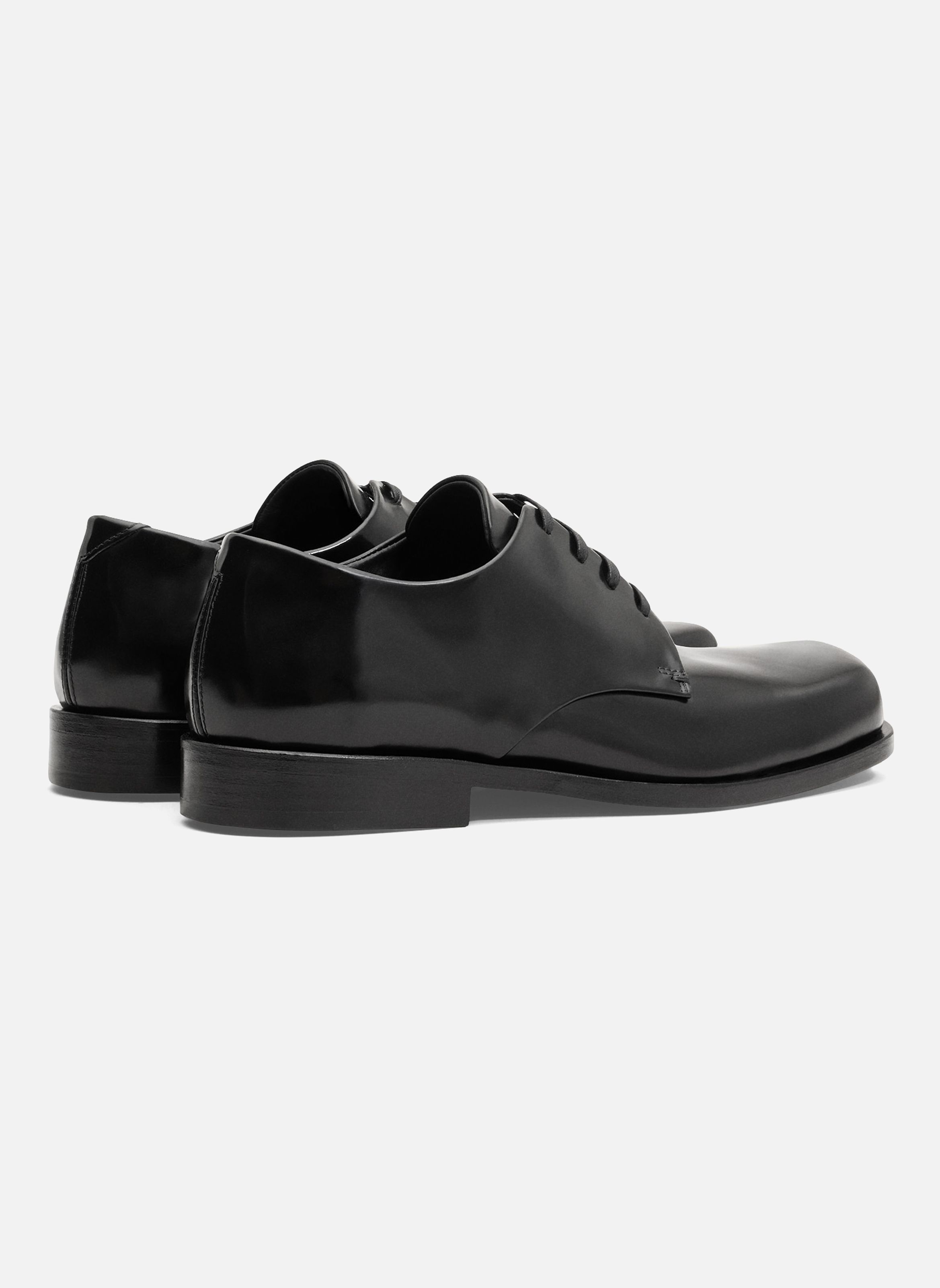 Souliers derby unisexes en cuir de veau AMI PARIS Noir